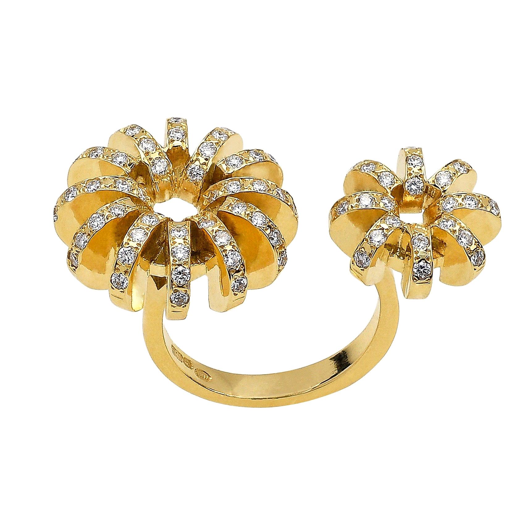 Zeitgenössischer Ring aus 18 Karat Gelbgold mit weißer Diamantblume zwischen den Fingern