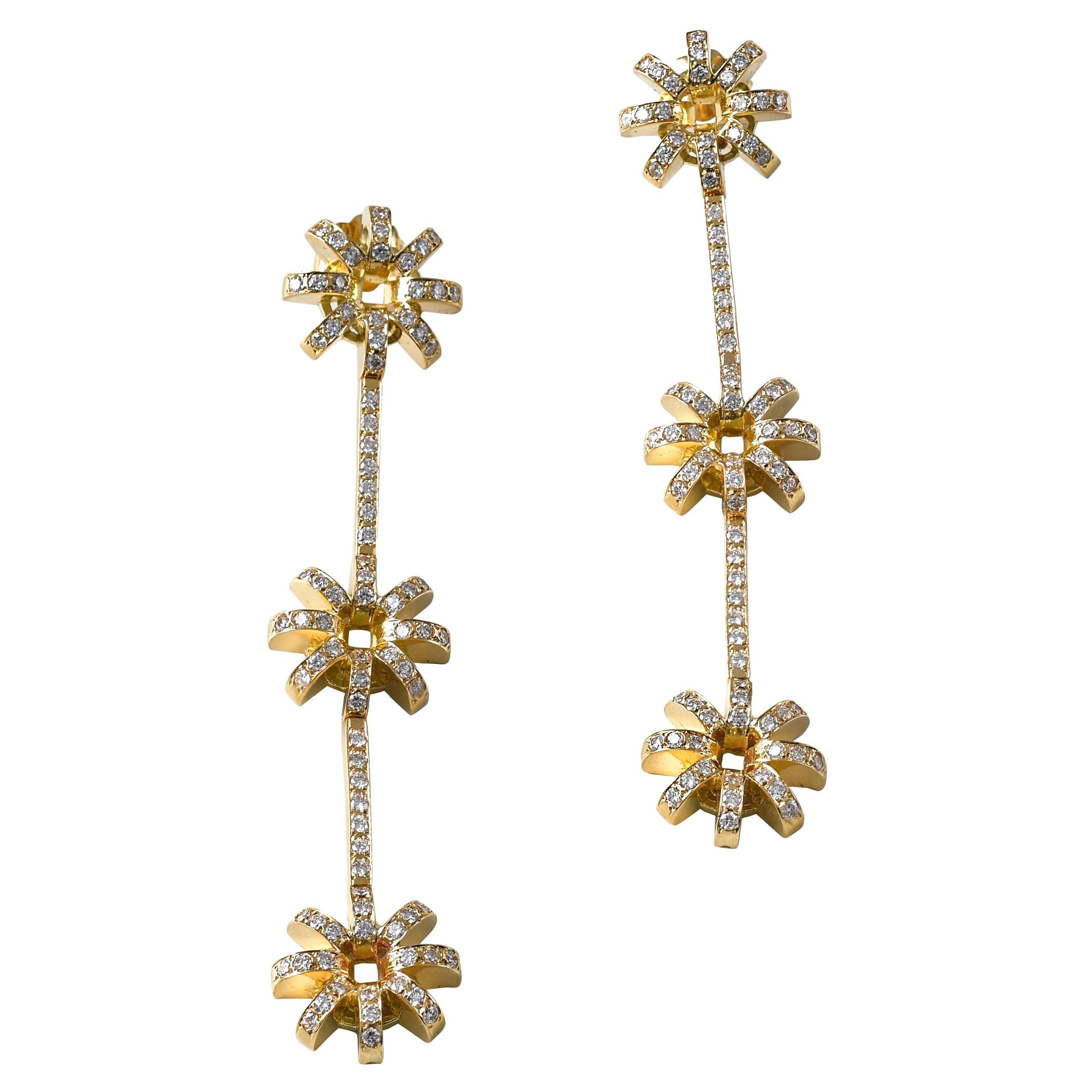 Longues boucles d'oreilles contemporaines en forme de fleur en or jaune 18 carats et diamants blancs