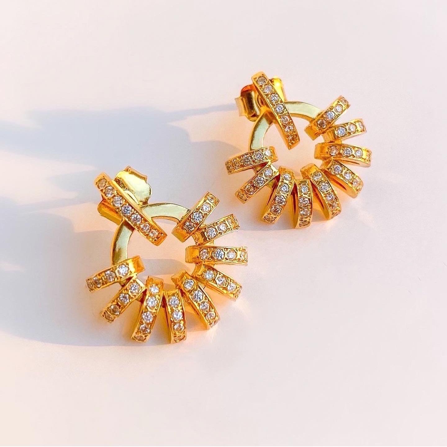 The ‘Ray’, ear jackets are crafted in 18k gold, hallmarked in Cyprus. These stunning, 3 piece,  diamond ear jackets, come in a highly polished finish and feature a total of 0,96 Cts White, VS Diamonds. The diamond studs sitting on top of the ear can