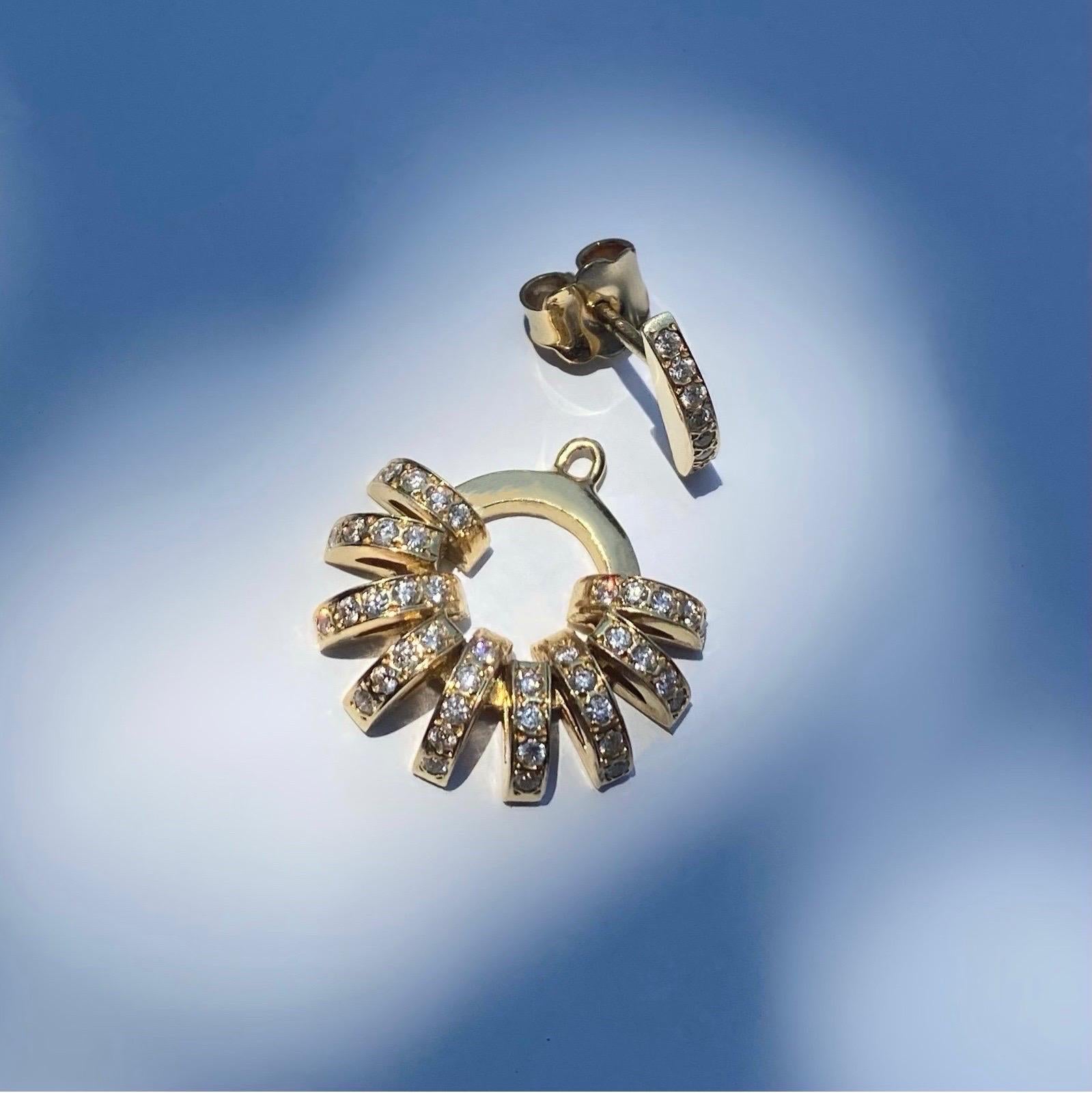 Taglio brillante Orecchini scultorei contemporanei in oro giallo 18 carati e diamanti bianchi in vendita