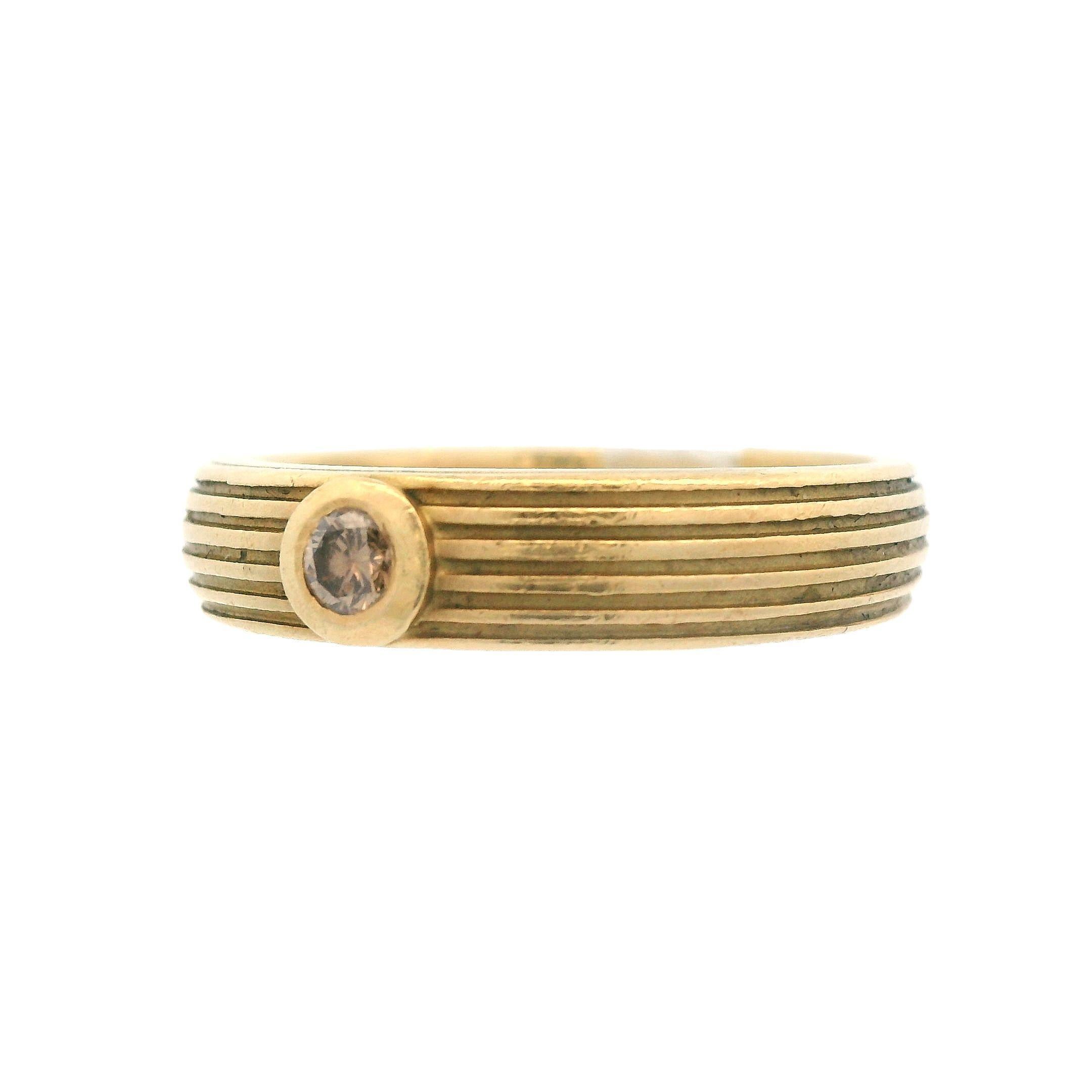 This contemporary 18k yellow gold gold and diamond ring with orange diamond is truly something special. This classical-modern design is simple, yet bold. The band is ribbed, making the appearance stand out from a traditional yellow gold wedding