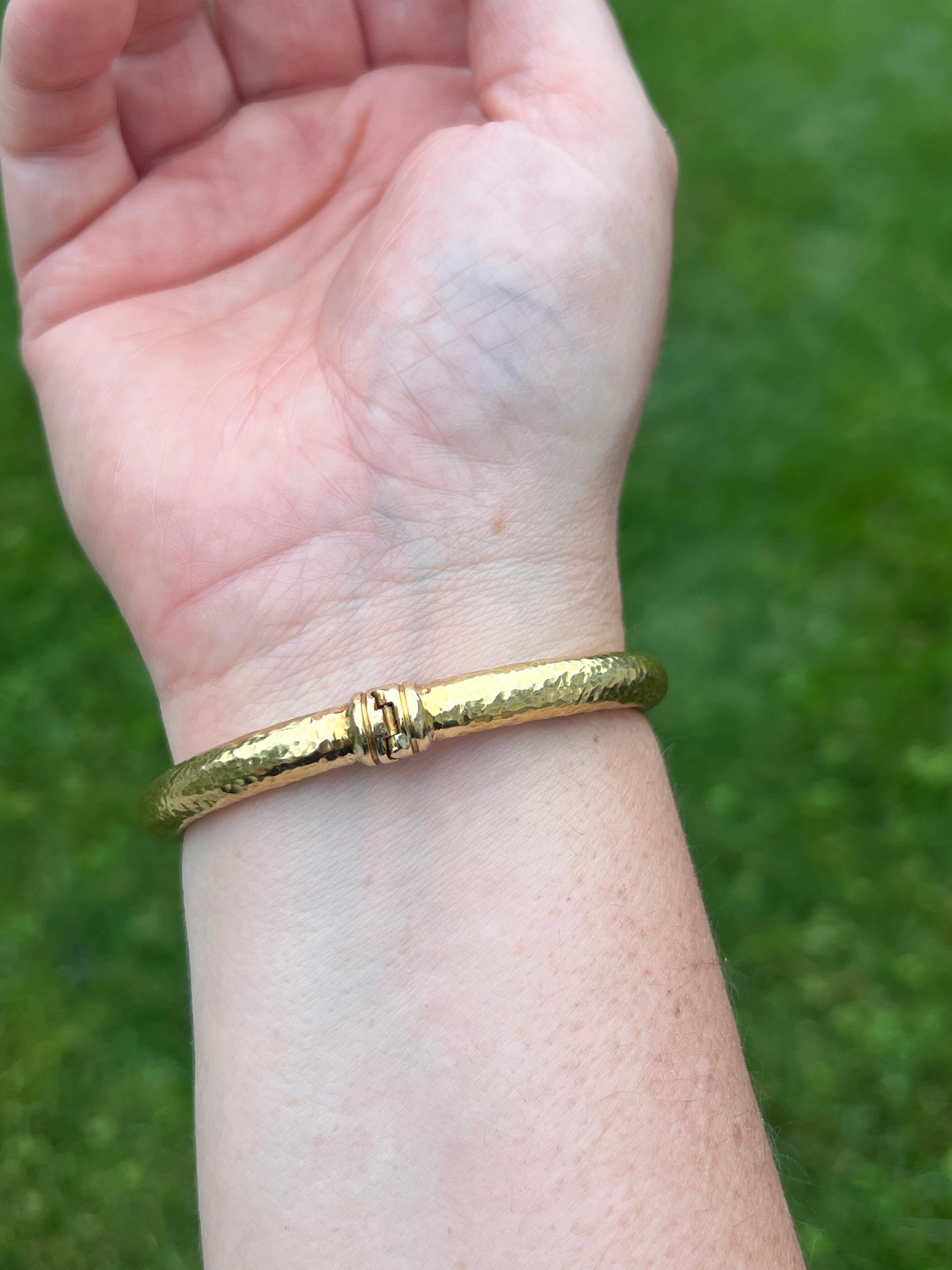 Contemporary 18k Yellow Gold Hammered Finish Hinged Bangle Bracelet For Sale 7