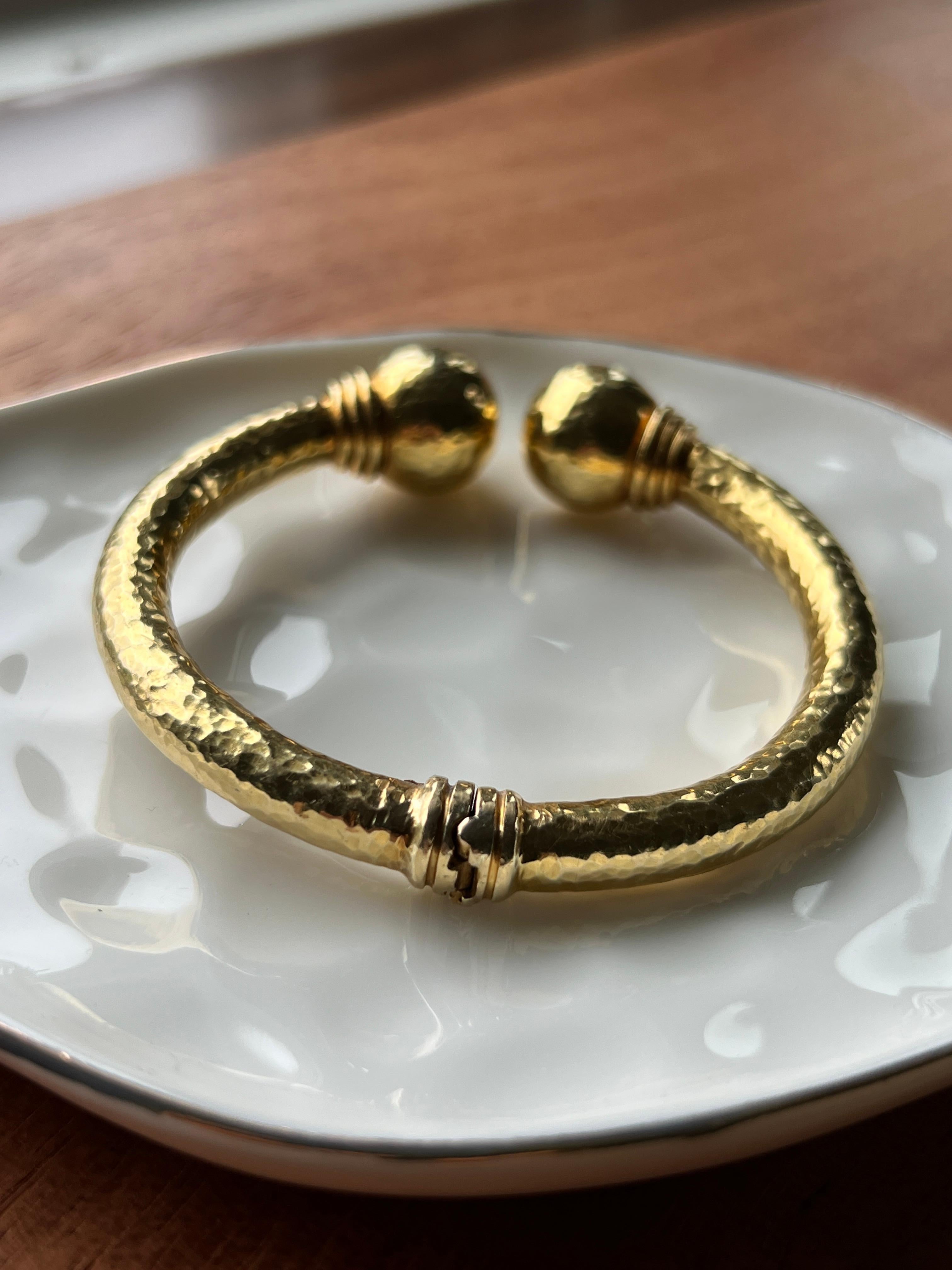 Contemporary 18k Yellow Gold Hammered Finish Hinged Bangle Bracelet In Good Condition For Sale In Towson, MD