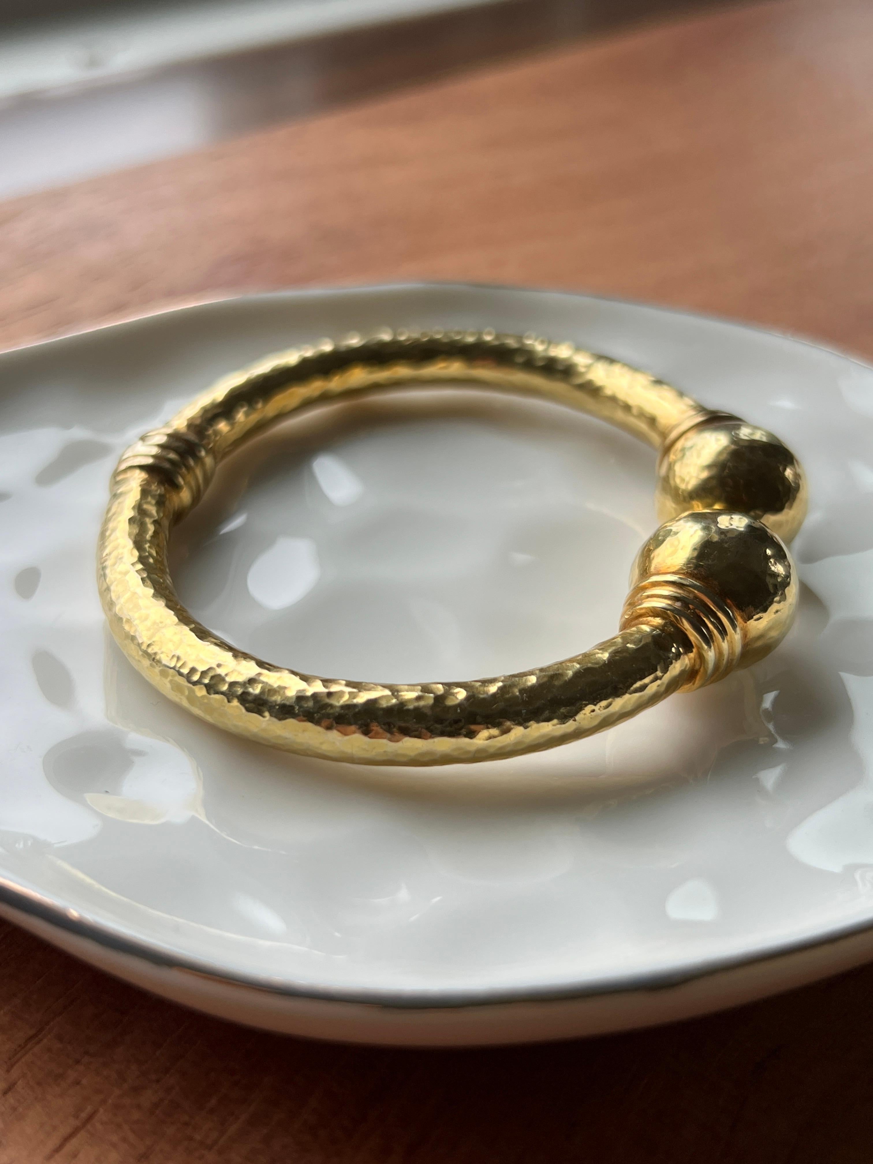 Women's or Men's Contemporary 18k Yellow Gold Hammered Finish Hinged Bangle Bracelet For Sale