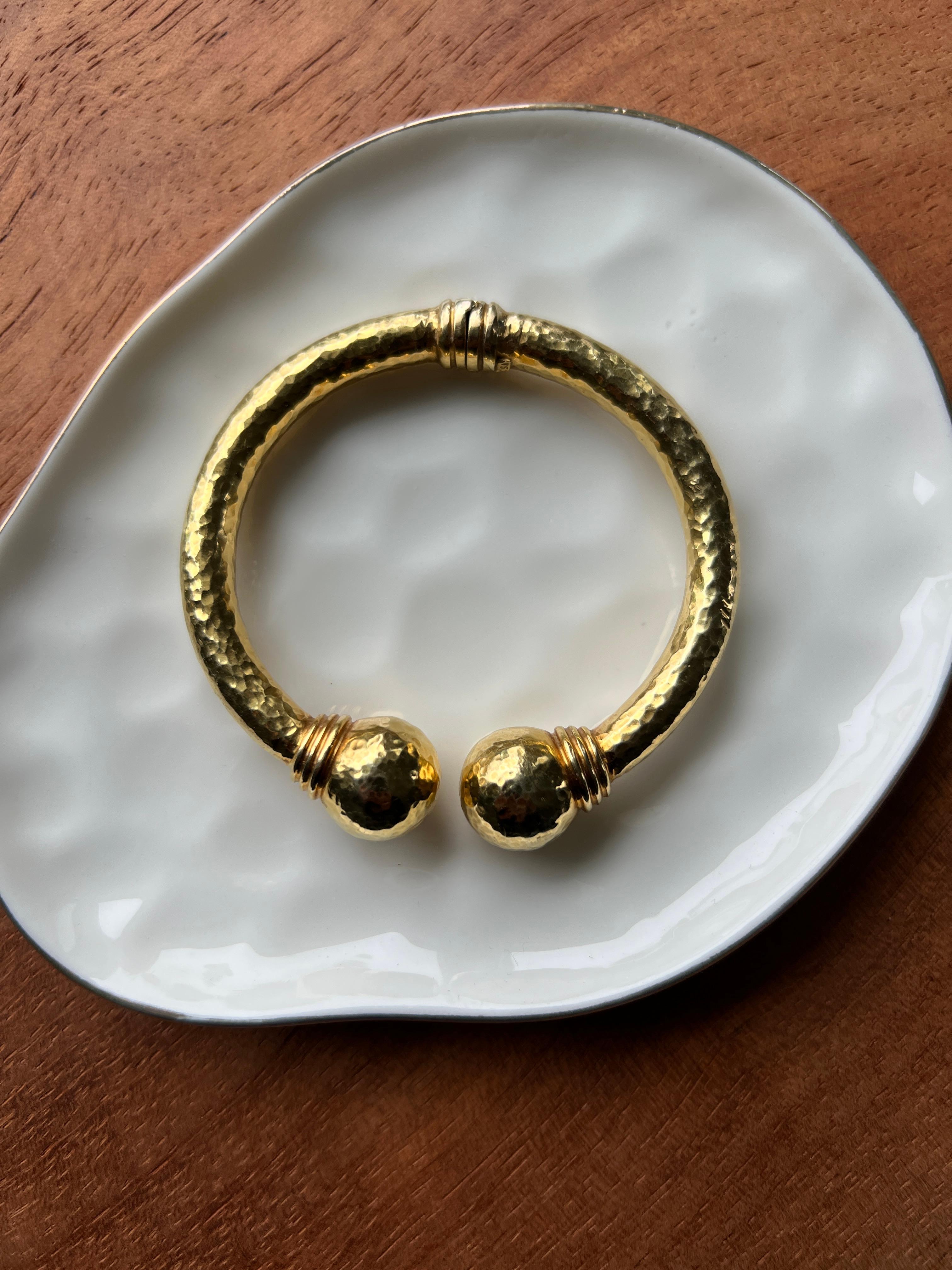 Contemporary 18k Yellow Gold Hammered Finish Hinged Bangle Bracelet For Sale 1