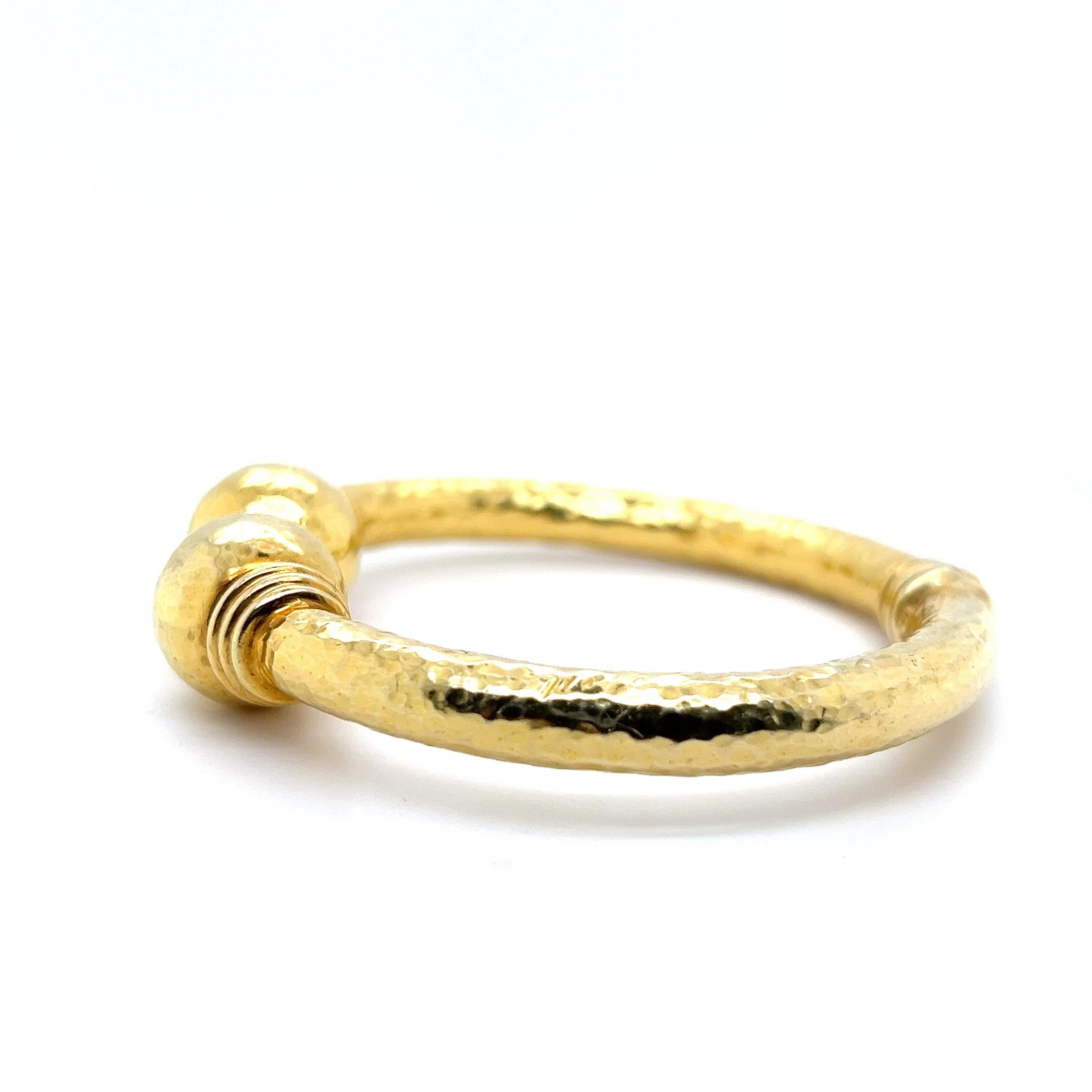 Contemporary 18k Yellow Gold Hammered Finish Hinged Bangle Bracelet For Sale 2