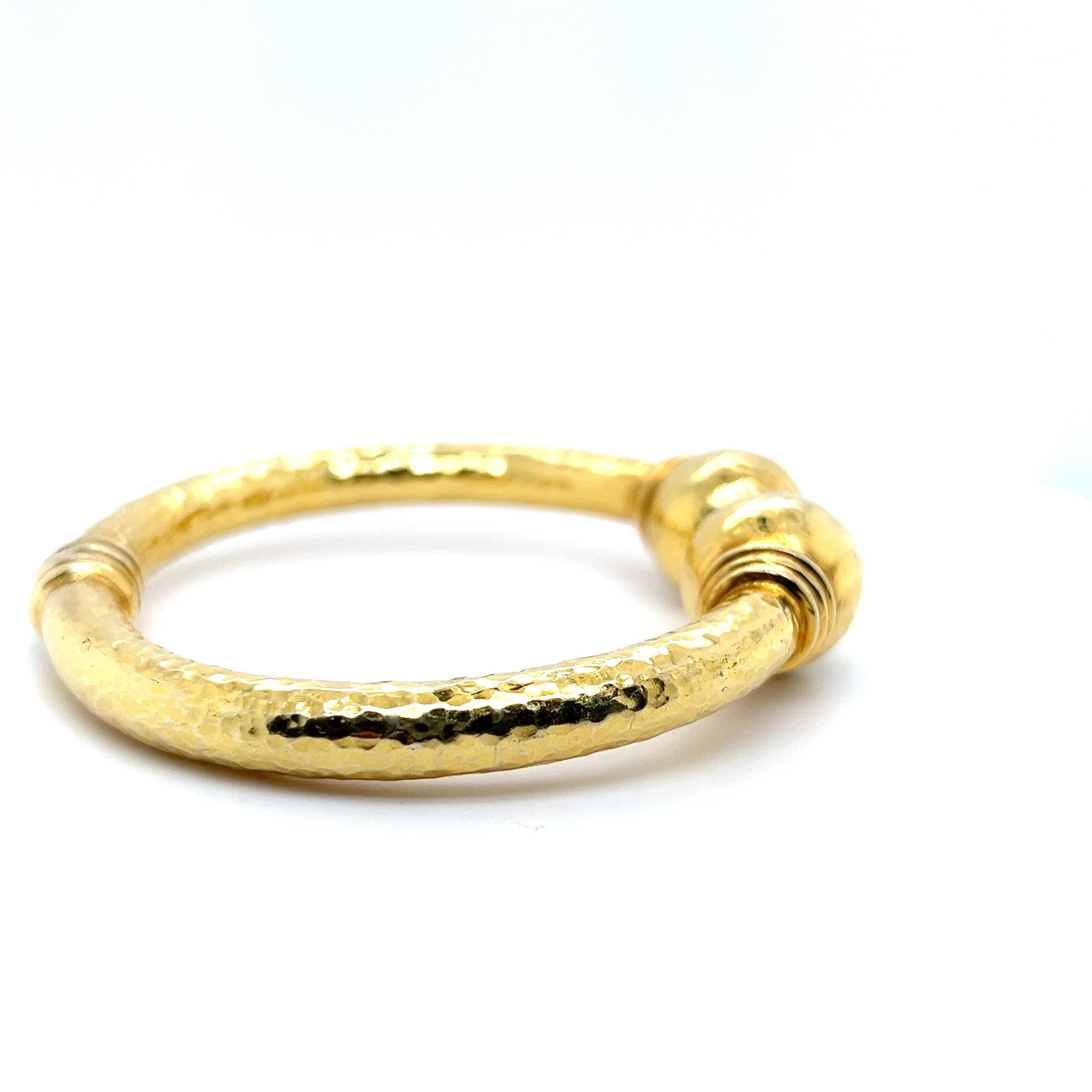Contemporary 18k Yellow Gold Hammered Finish Hinged Bangle Bracelet For Sale 3
