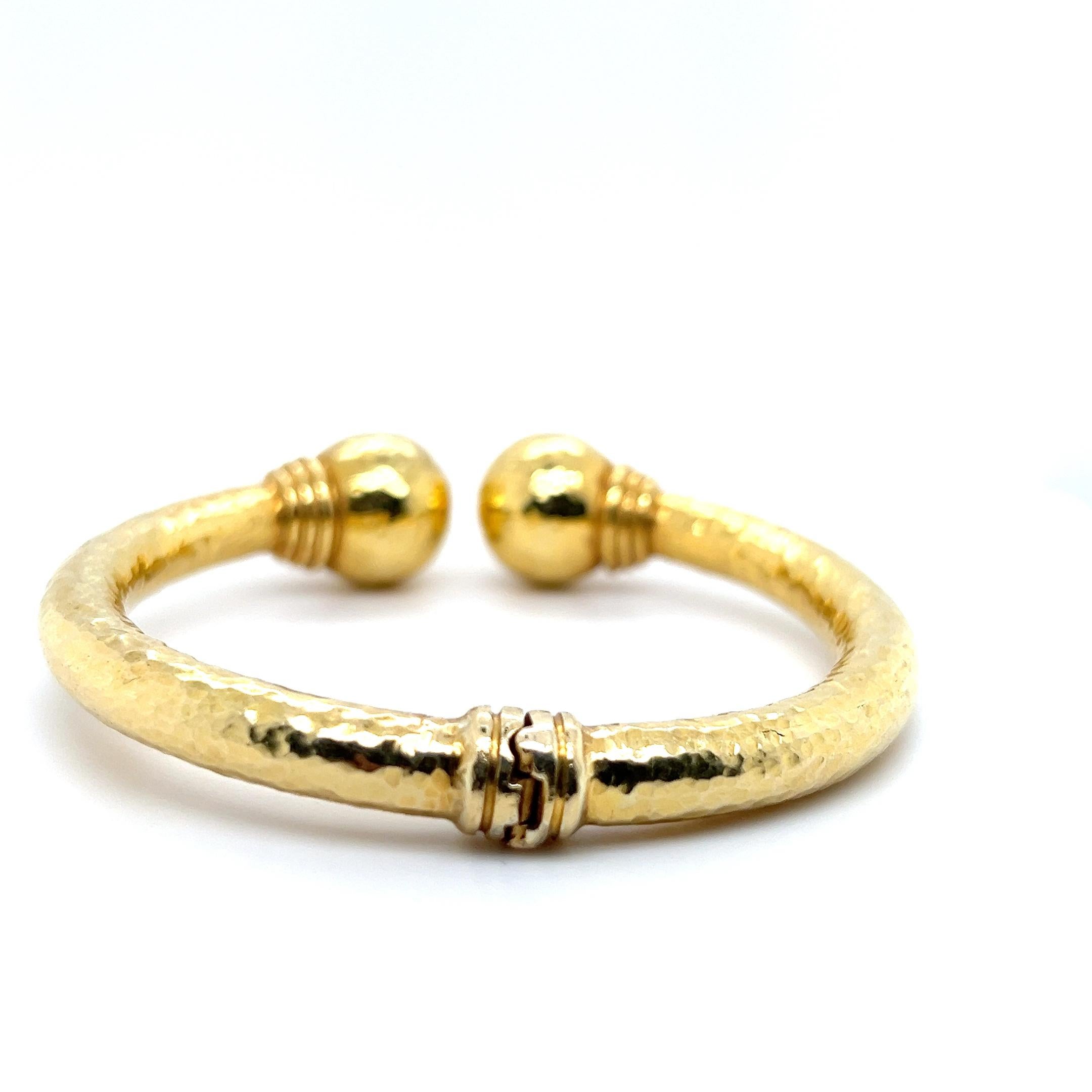 Contemporary 18k Yellow Gold Hammered Finish Hinged Bangle Bracelet For Sale 4