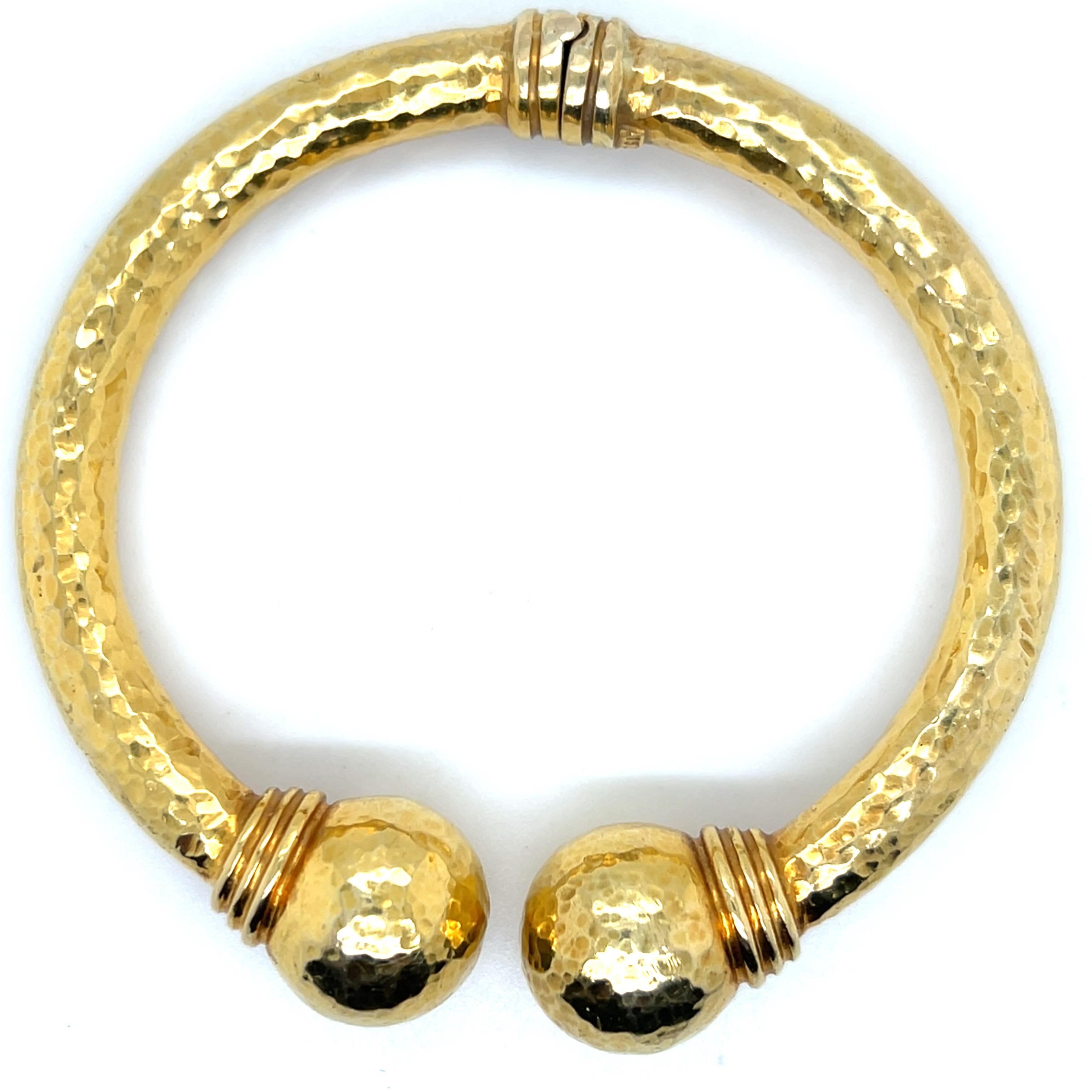 Contemporary 18k Yellow Gold Hammered Finish Hinged Bangle Bracelet For Sale 5