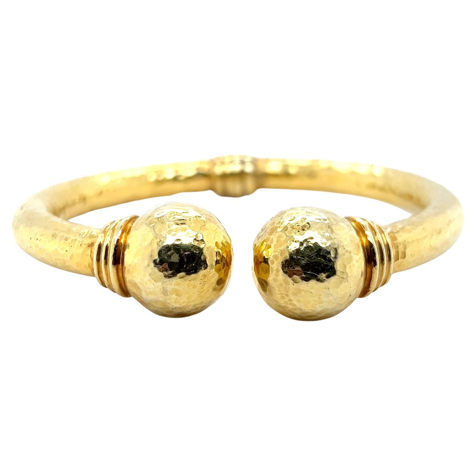 Contemporary 18k Yellow Gold Hammered Finish Hinged Bangle Bracelet For Sale
