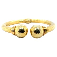 Contemporary 18k Yellow Gold Hammered Finish Hinged Bangle Bracelet
