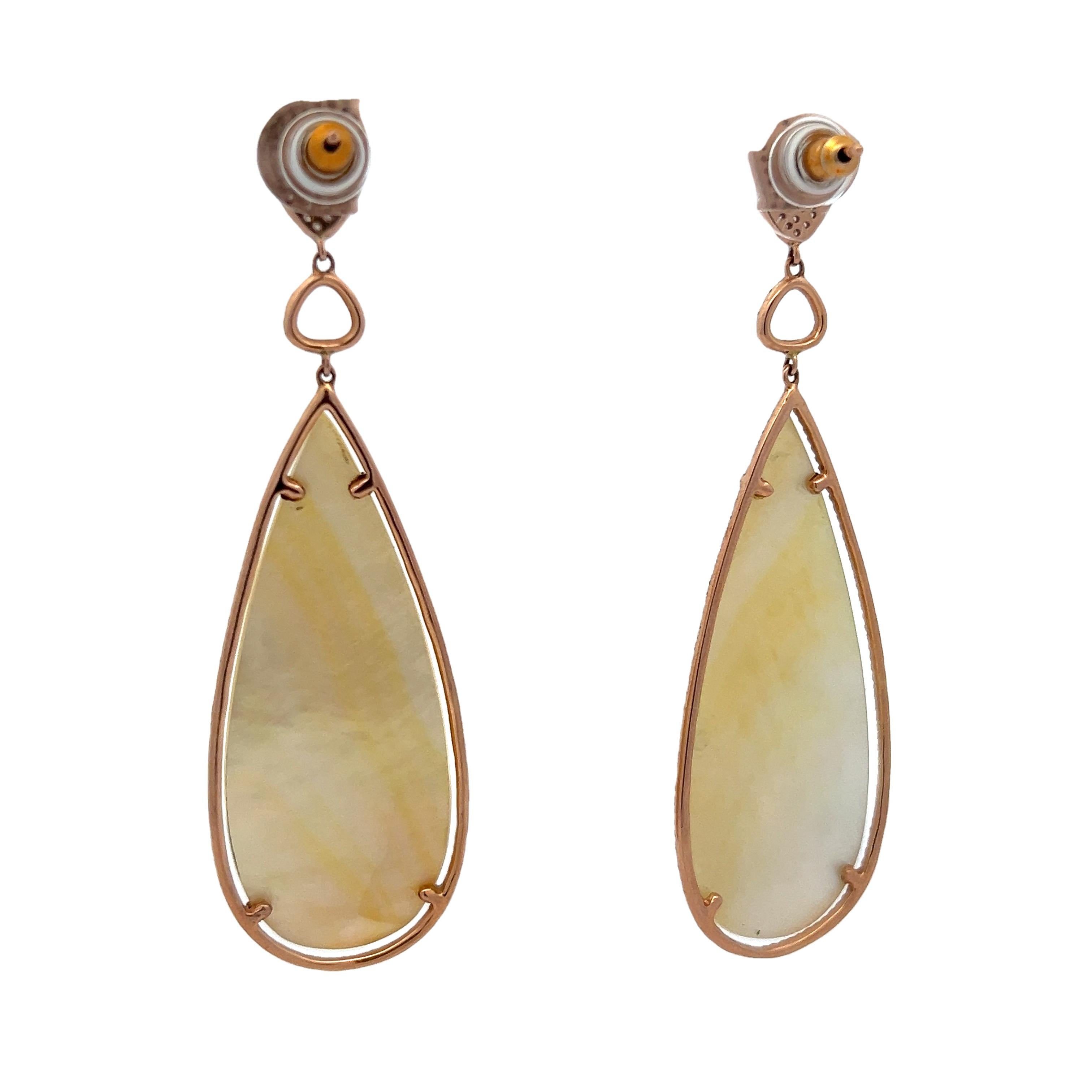 Pendientes Lágrima Contemporáneos de Nácar y Diamantes en Oro Amarillo de 18 K en Excelente estado para la venta en Miami, FL