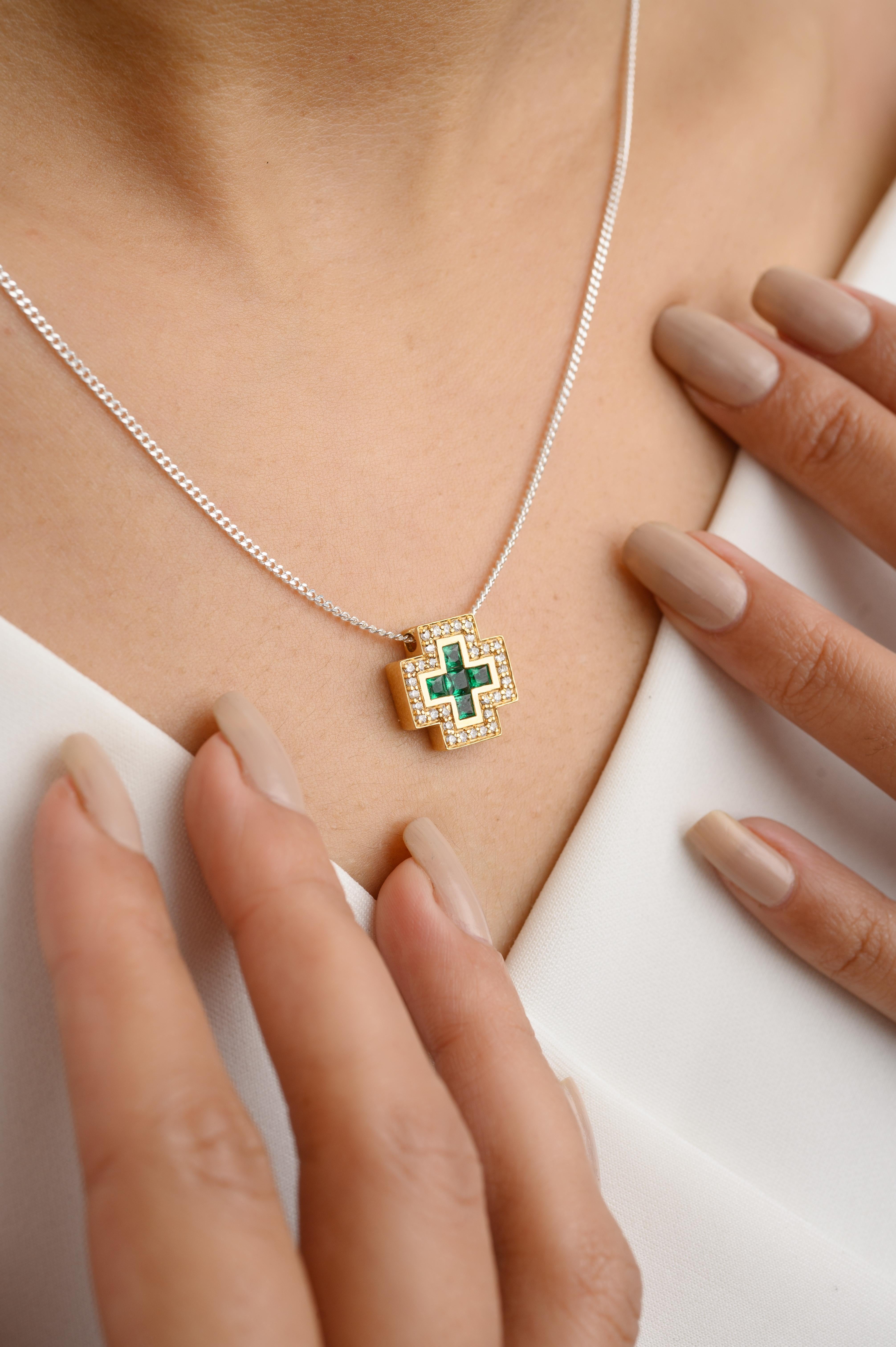 Women's Contemporary 18k Yellow Gold Natural Emerald Diamond Cross Pendant for Her For Sale