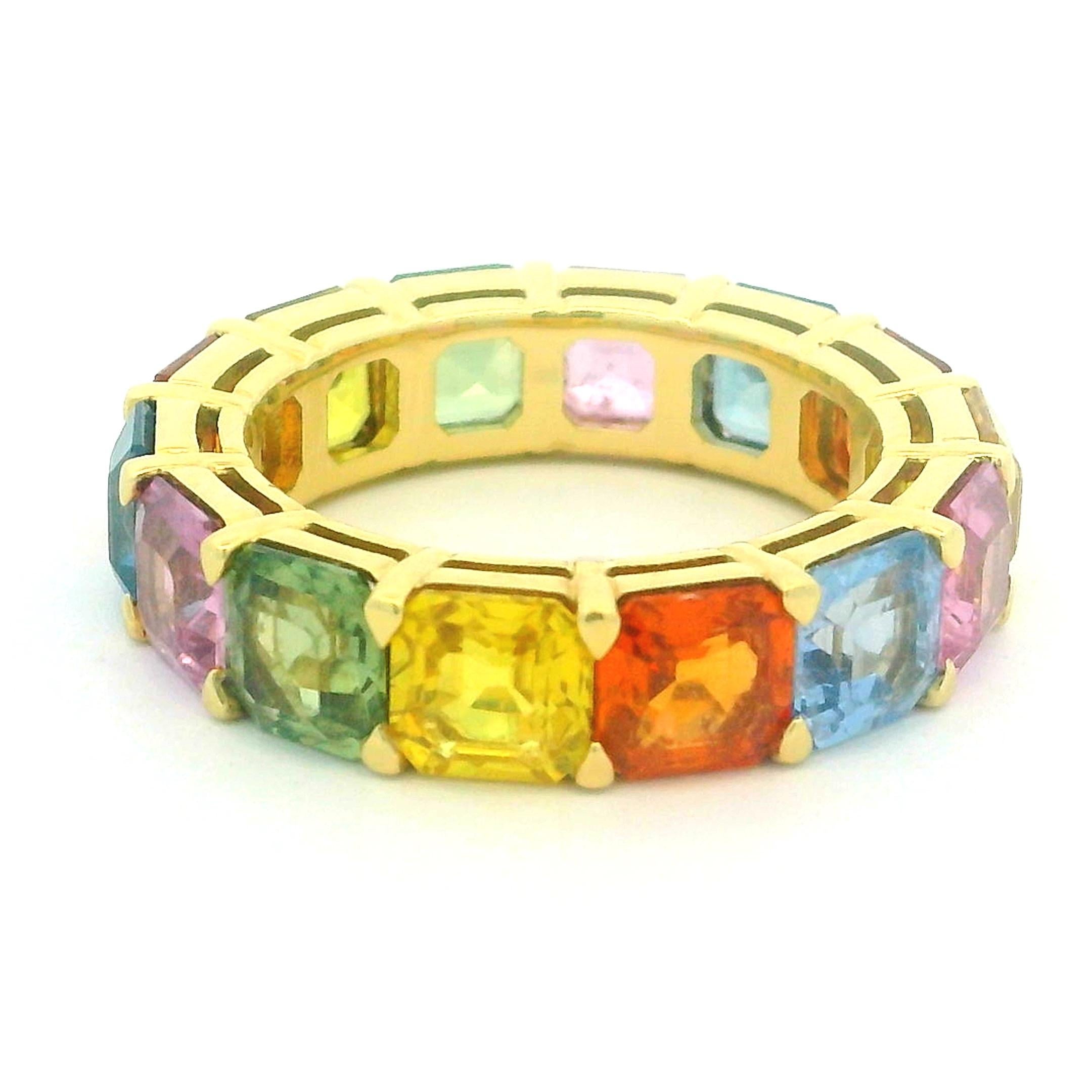 Taglio Asscher Fascia per l'eternità in oro giallo 18K con zaffiro arcobaleno, 7 carati multicolore in vendita