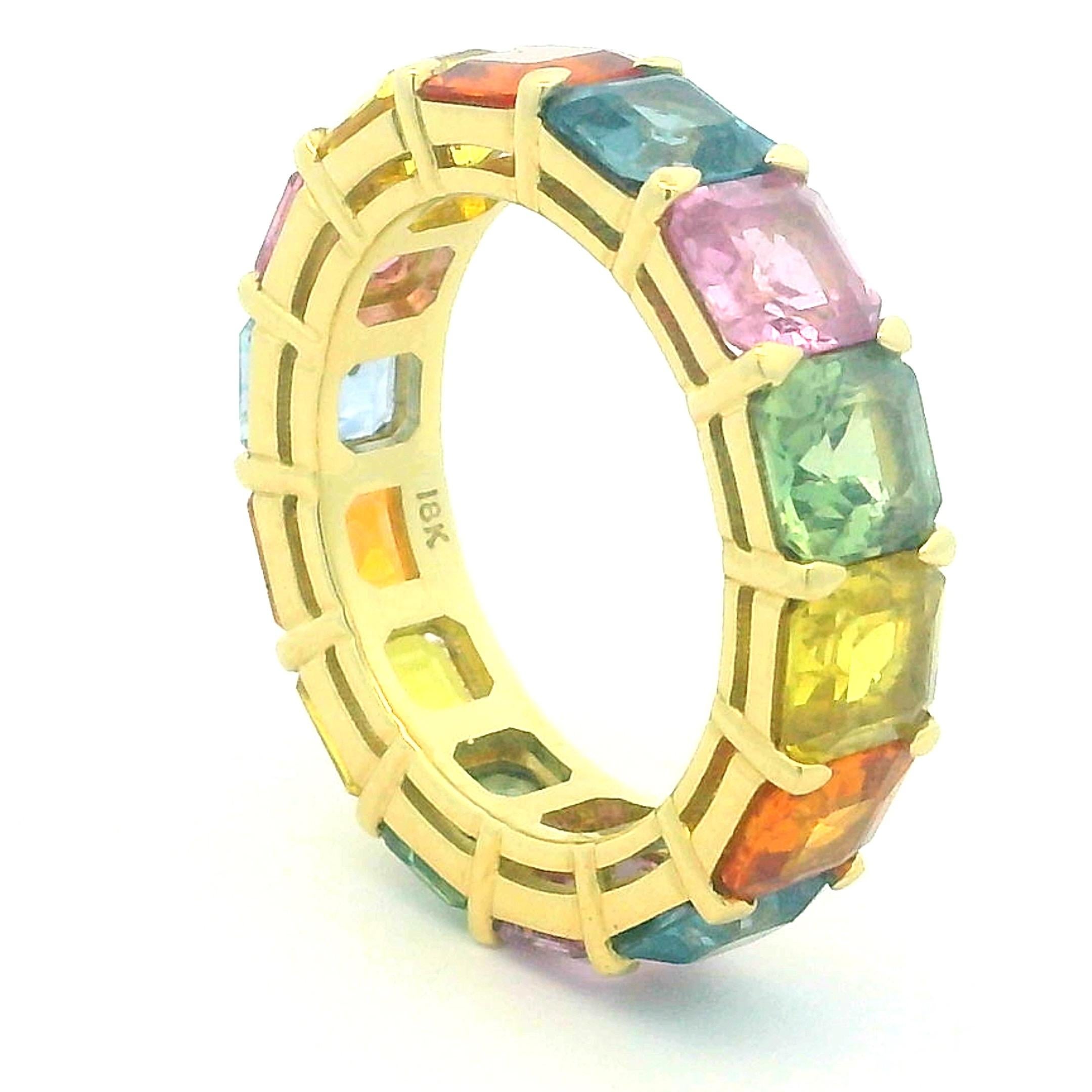 Fascia per l'eternità in oro giallo 18K con zaffiro arcobaleno, 7 carati multicolore in vendita 1
