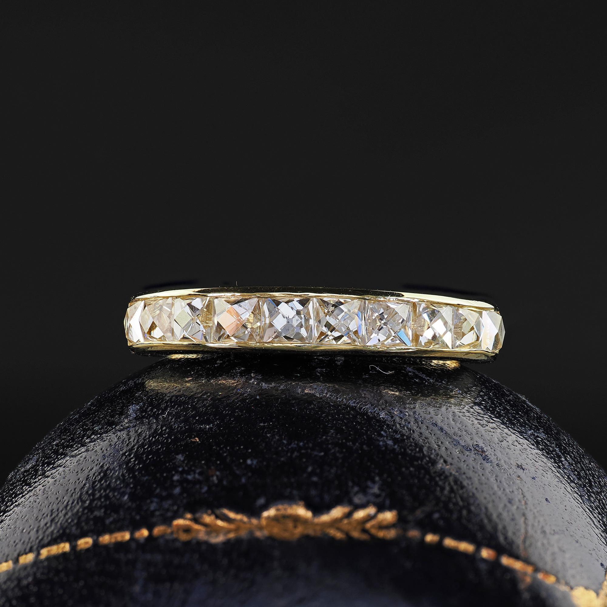 Magnifique demi-bague contemporaine en or jaune 18 carats avec diamant de taille française récupéré - Taille 6. Cette magnifique bague contemporaine en or jaune 18 carats est ornée d'un diamant de taille française récupéré. Cette magnifique bague