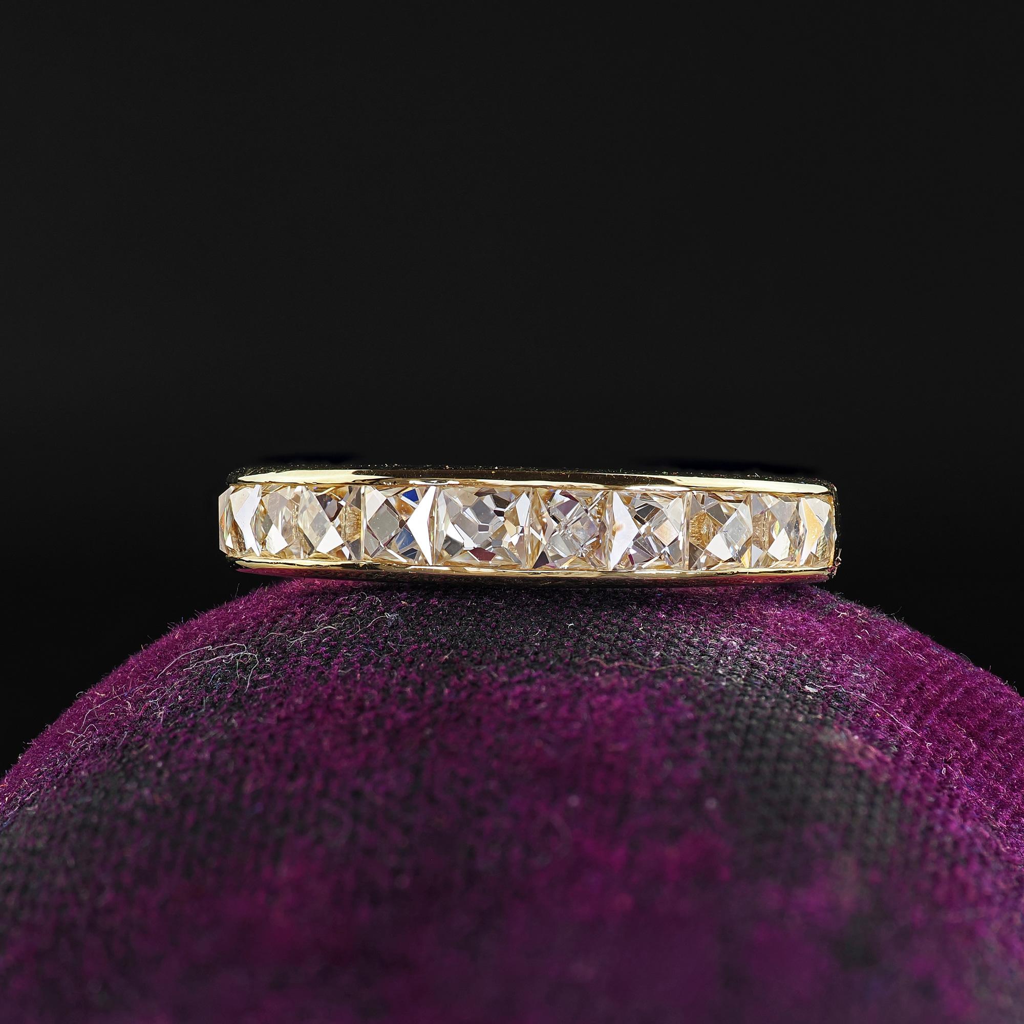 Magnifique demi-bague contemporaine en or jaune 18 carats avec diamant de taille française récupéré - Taille 5. Cette magnifique bague contemporaine en or jaune 18 carats est ornée d'un diamant de taille française récupéré. Cette magnifique bague