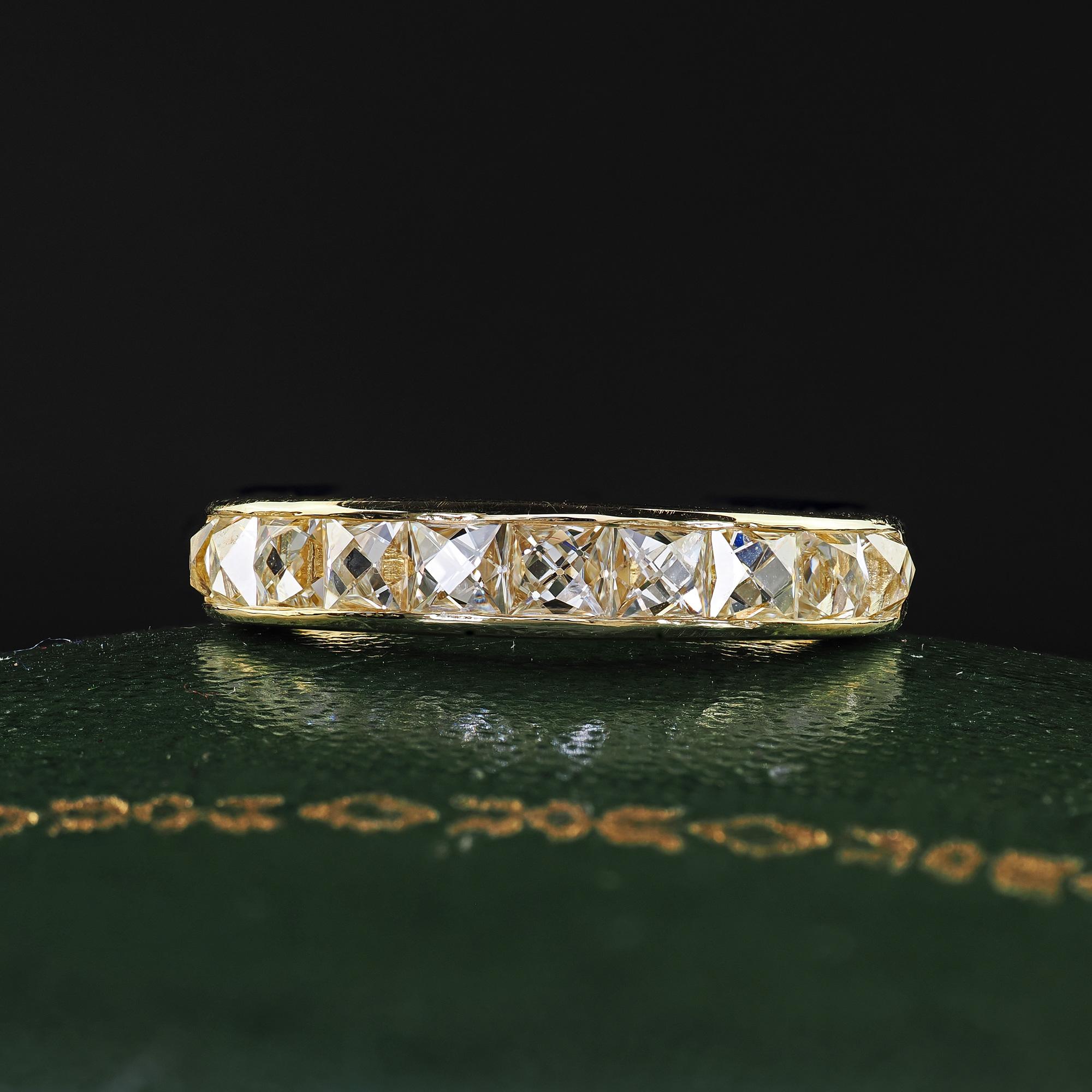 Magnifique demi-bague contemporaine en or jaune 18 carats avec diamant de taille française récupéré - Taille 5. Cette magnifique bague contemporaine en or jaune 18 carats est ornée d'un diamant de taille française récupéré. Cette magnifique bague