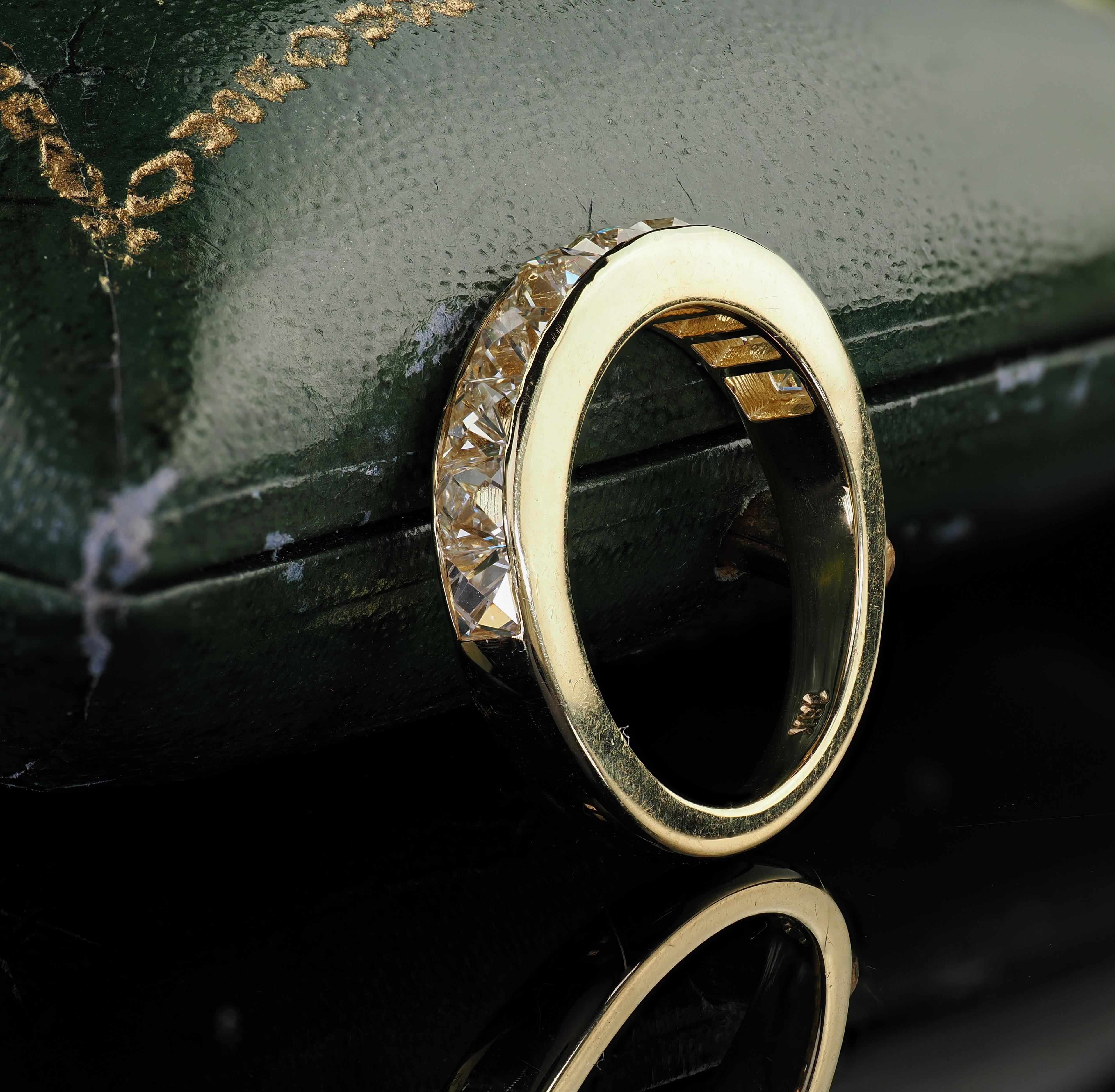 Taille française Demi-bandeau contemporain en or jaune 18K avec diamant de taille française récupéré - Taille 5 en vente