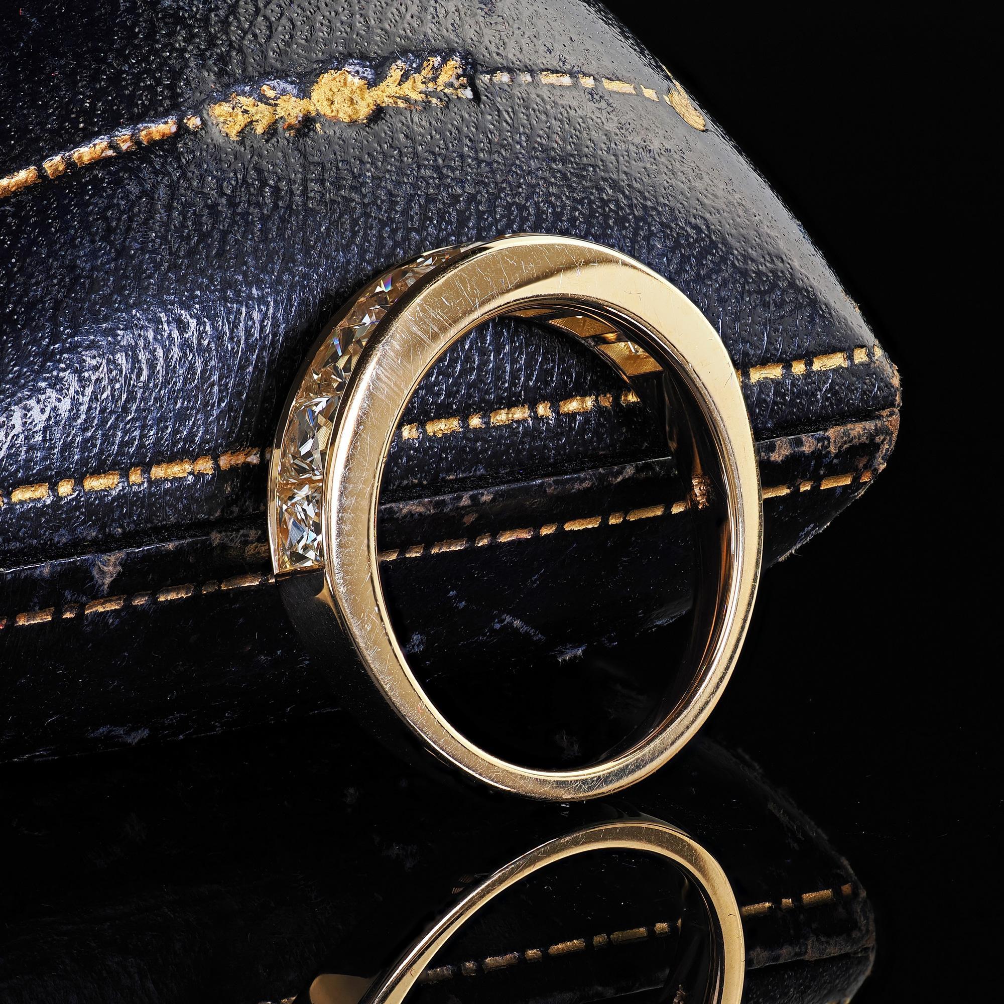 Magnifique alliance contemporaine en or jaune 18K avec diamant de taille française récupéré. Cette incroyable alliance contemporaine en diamant de taille française est réalisée en or jaune 18k. Cette bague étonnante présente des diamants anciens de