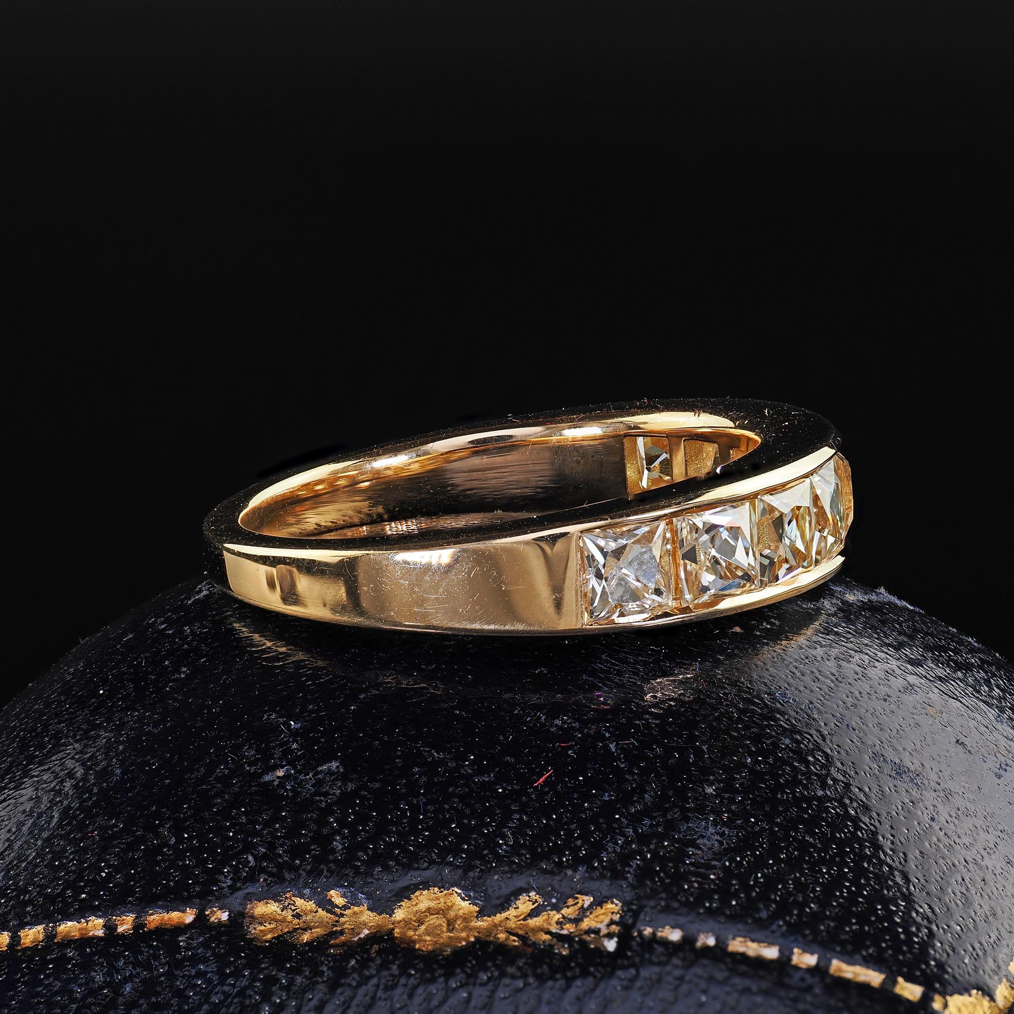 Moderne Alliance contemporaine en or jaune 18K avec diamant de taille française récupéré en vente