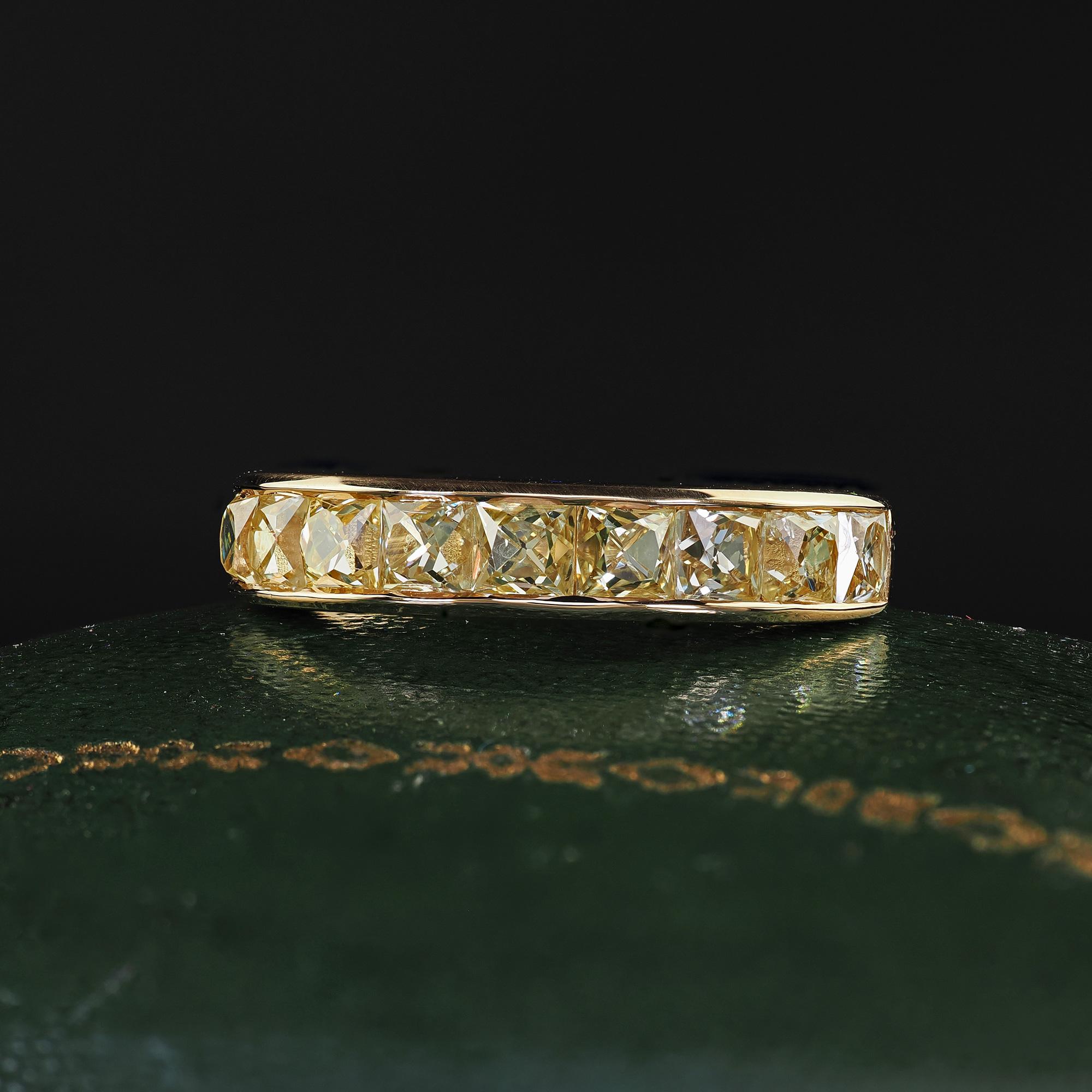 Magnifique alliance contemporaine en or jaune 18 carats avec diamant de taille française. Cette incroyable alliance contemporaine en diamant de taille française de couleur jaune fantaisie est réalisée en or jaune 18k. Cette bague étonnante présente