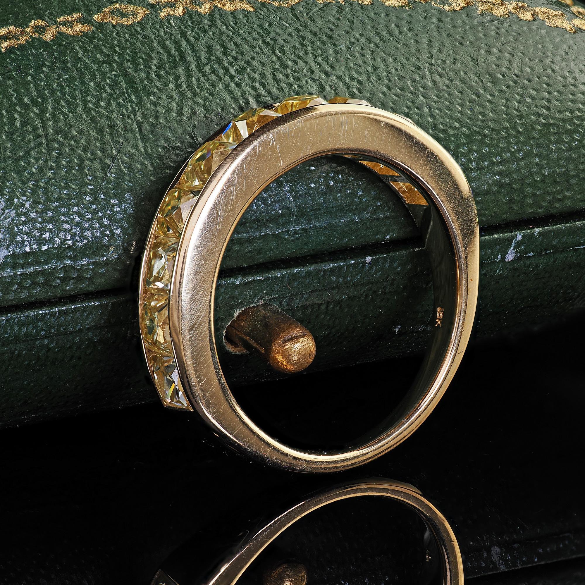 Moderne Alliance contemporaine en or jaune 18K avec diamant de taille française récupéré en vente