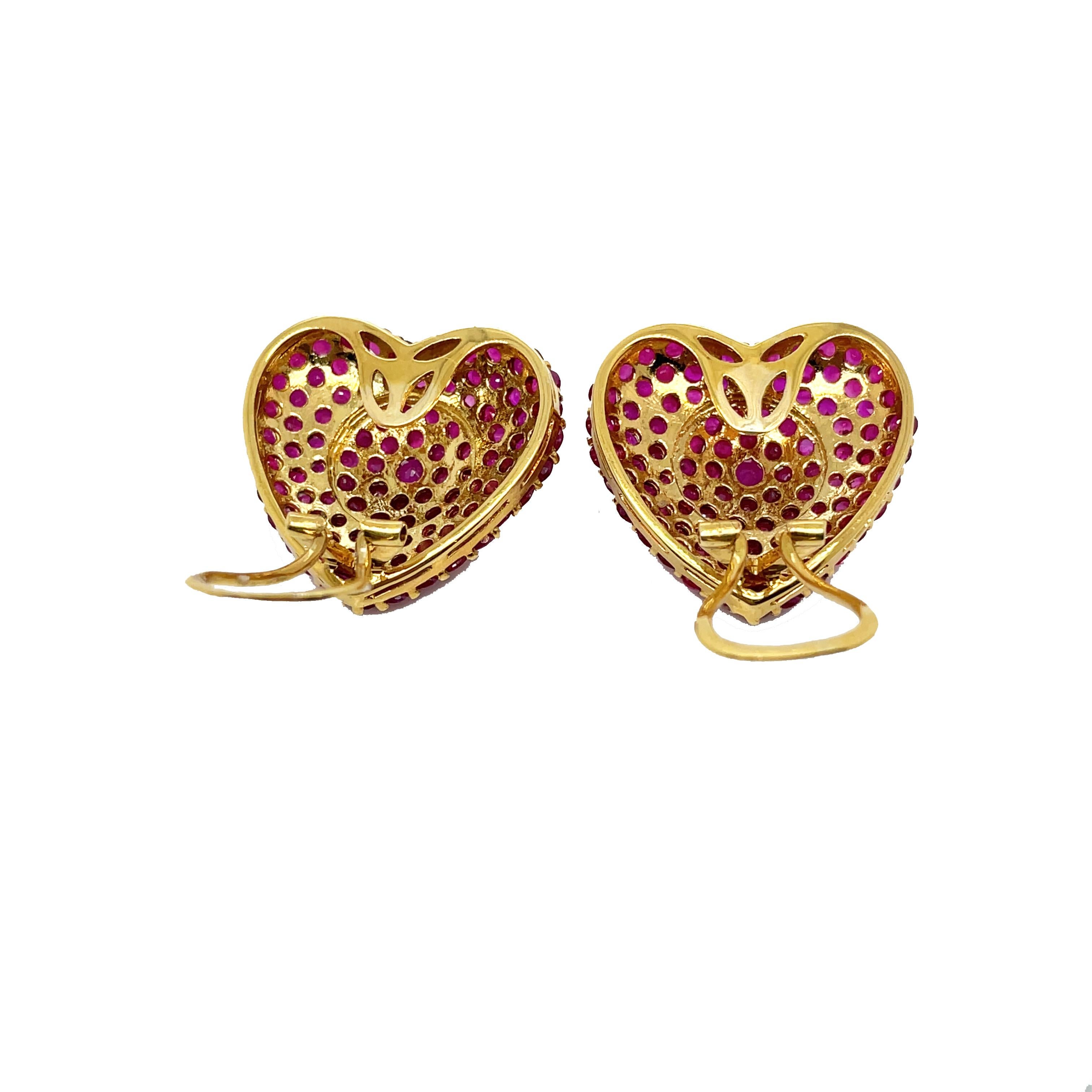 Contemporary 18K Yellow Gold Ruby Heart Clip-On Earrings For Sale 1