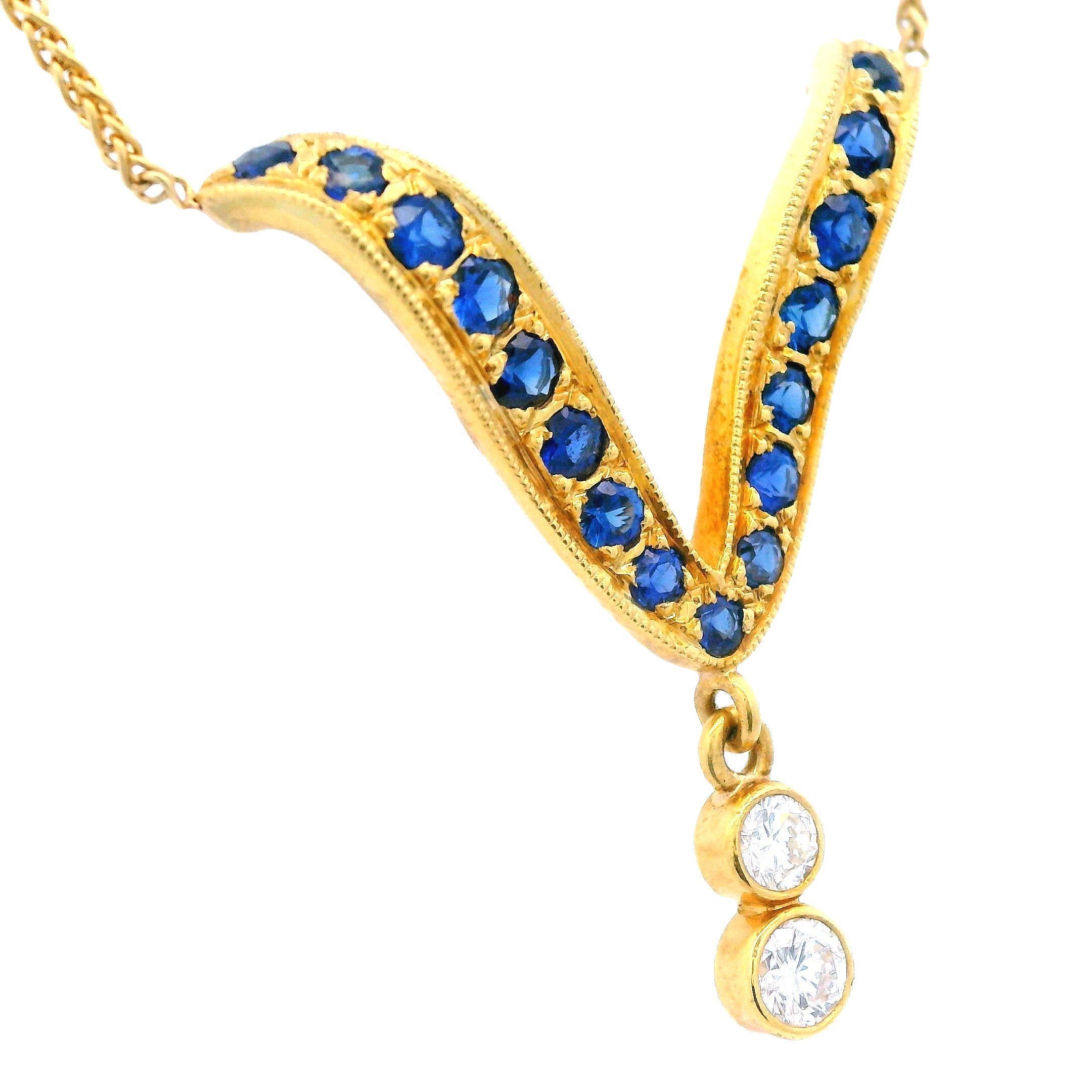 Questa collana contemporanea in stile V è realizzata in oro giallo 18 carati con zaffiro blu e diamante. Questo design a V, in oro giallo 18 carati, ornato da zaffiri blu, è un look speciale che non si vede spesso altrove, soprattutto con diamanti