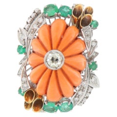 Anillo de cóctel contemporáneo de oro amarillo y blanco de 18 quilates con coral natural, diamantes y esmeraldas