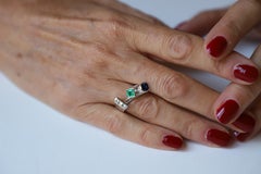 Bague contemporaine en or blanc 18 carats avec saphir 1 carat et diamant émeraude 1,10 carat