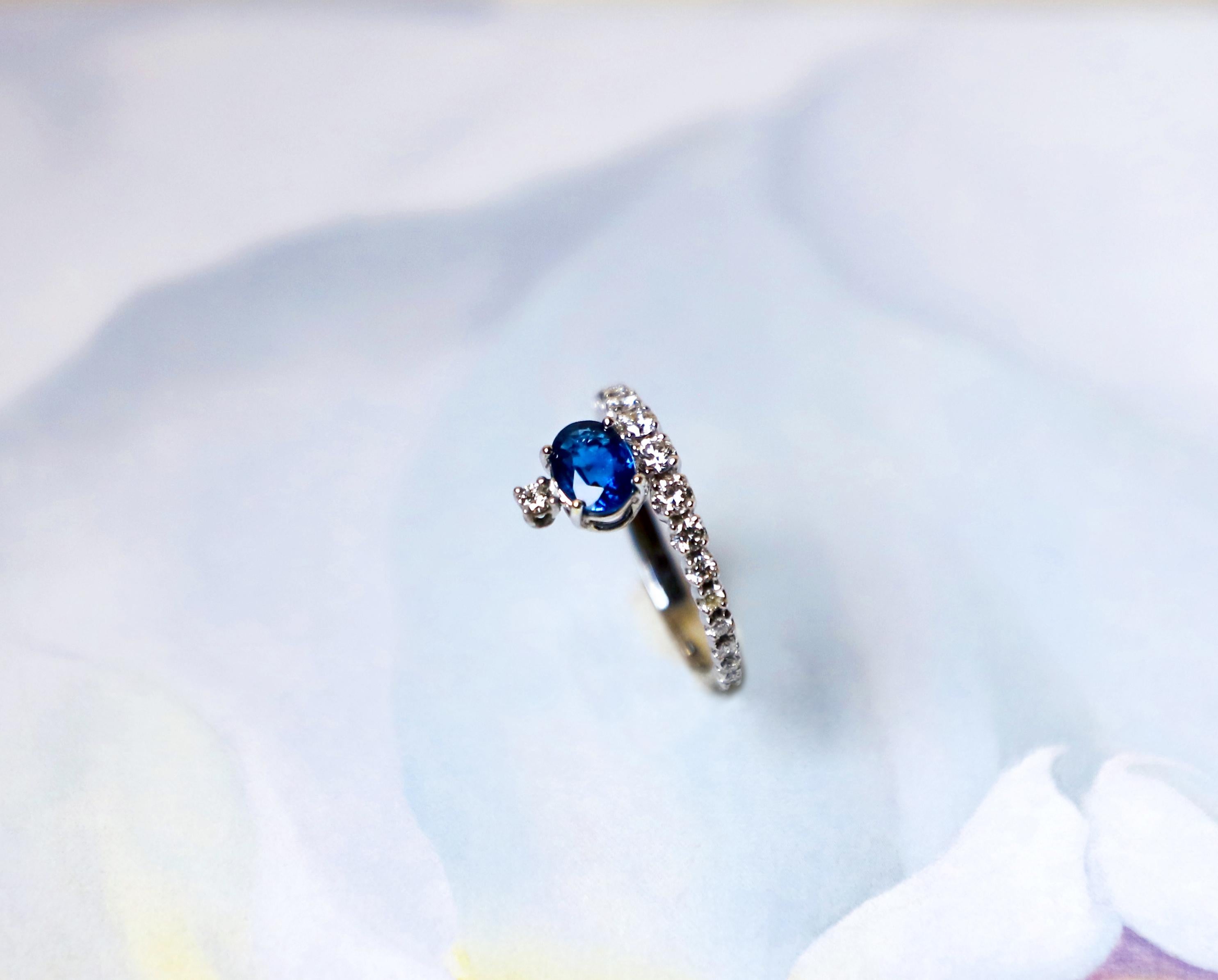 Contemporary 18Karat WhiteGold 1.20 Sapphires 0.50 White Diamond Design Ring For Sale 3