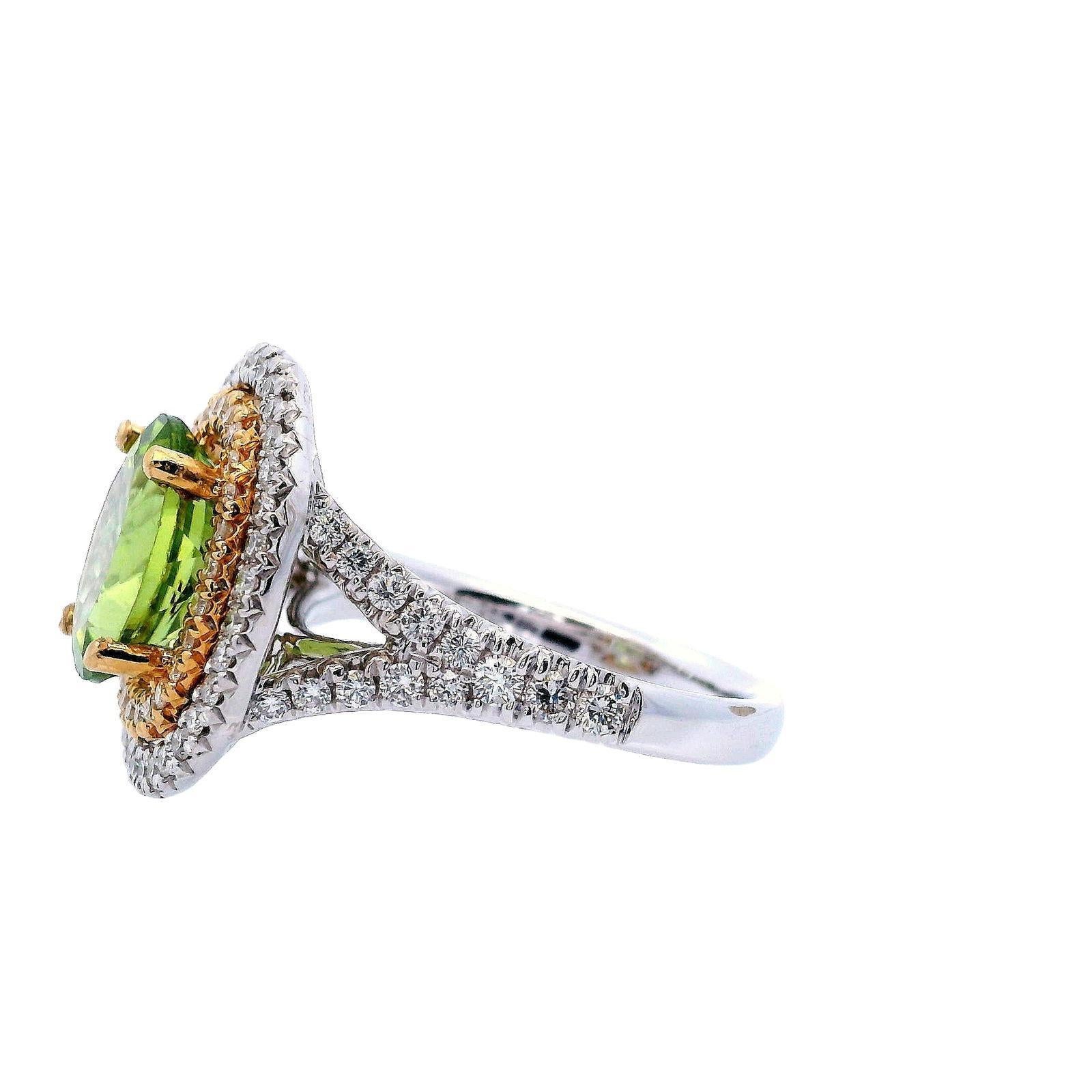 Contemporain Bague contemporaine en or 18kt avec péridot et diamants 4.30 CTW en vente