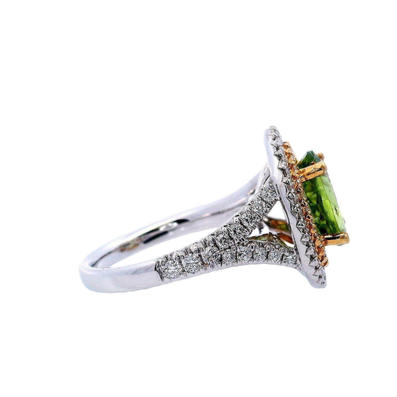 Taille ovale Bague contemporaine en or 18kt avec péridot et diamants 4.30 CTW en vente