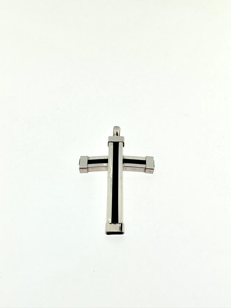 Very modern and easy-to-wear, this cross was manufactured in Italy in 18kt white gold. The pendant has a very youthful looking due to the rubber design inside. The edges recall the ancient columns and they are in 