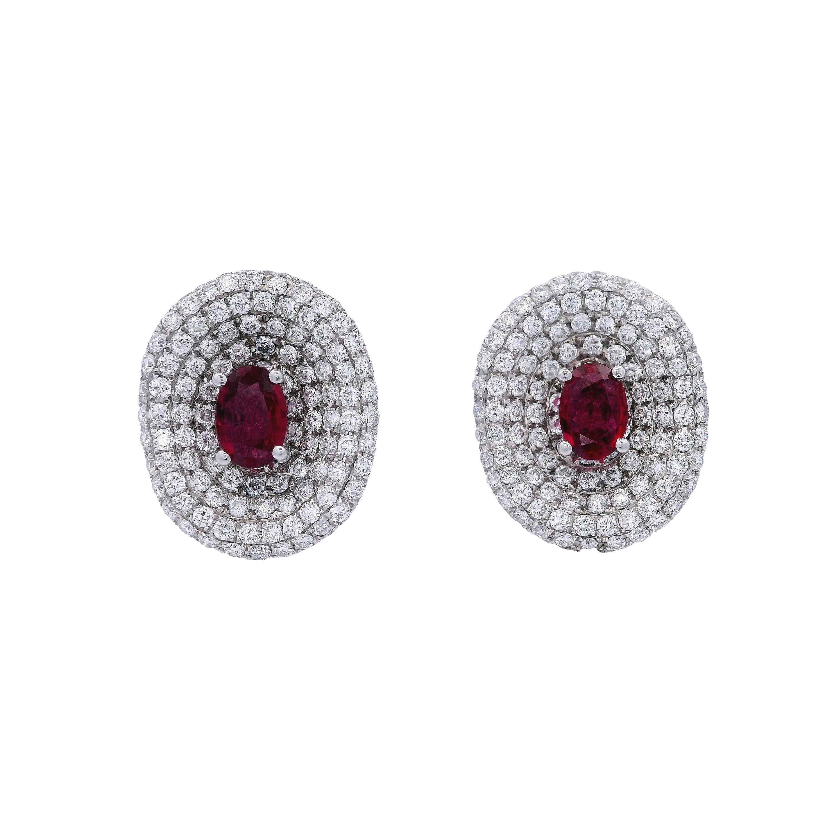 Taille ronde Boucles d'oreilles contemporaines en or blanc 18kt avec diamants et rubis en vente