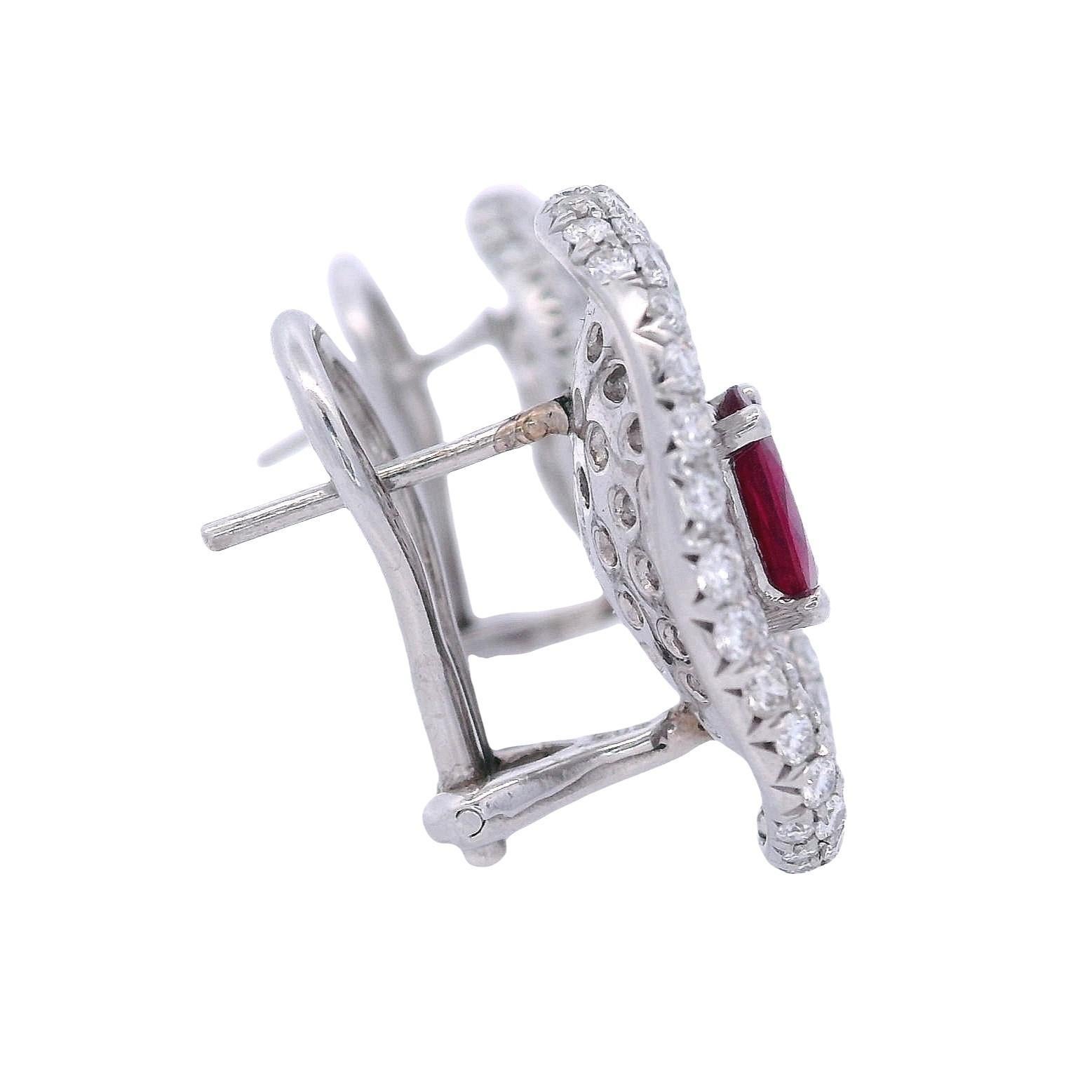Boucles d'oreilles contemporaines en or blanc 18kt avec diamants et rubis Bon état - En vente à Aventura, FL