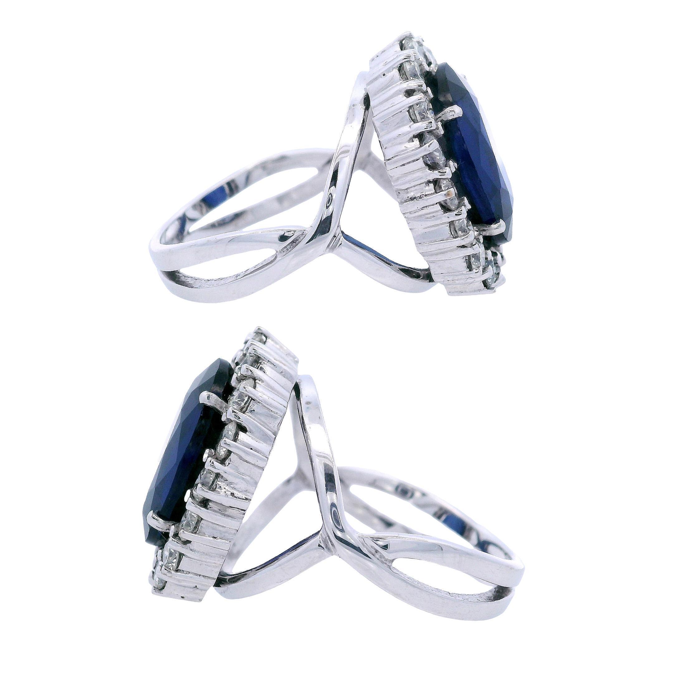 Taglio ovale Anello aureola in oro bianco 18kt contemporaneo con diamanti e zaffiro sintetico in vendita