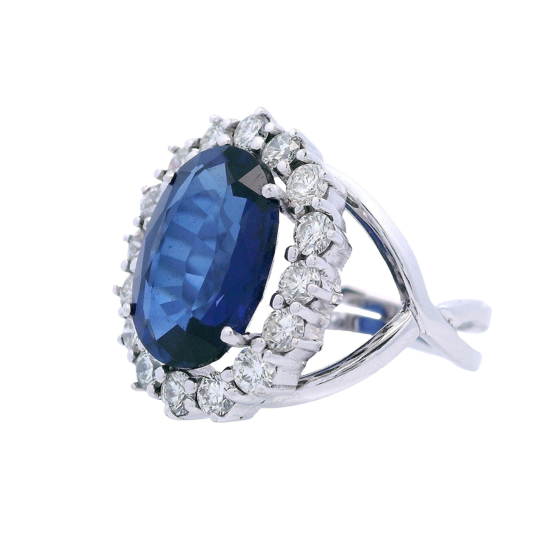 Anello aureola in oro bianco 18kt contemporaneo con diamanti e zaffiro sintetico In condizioni buone in vendita a Aventura, FL