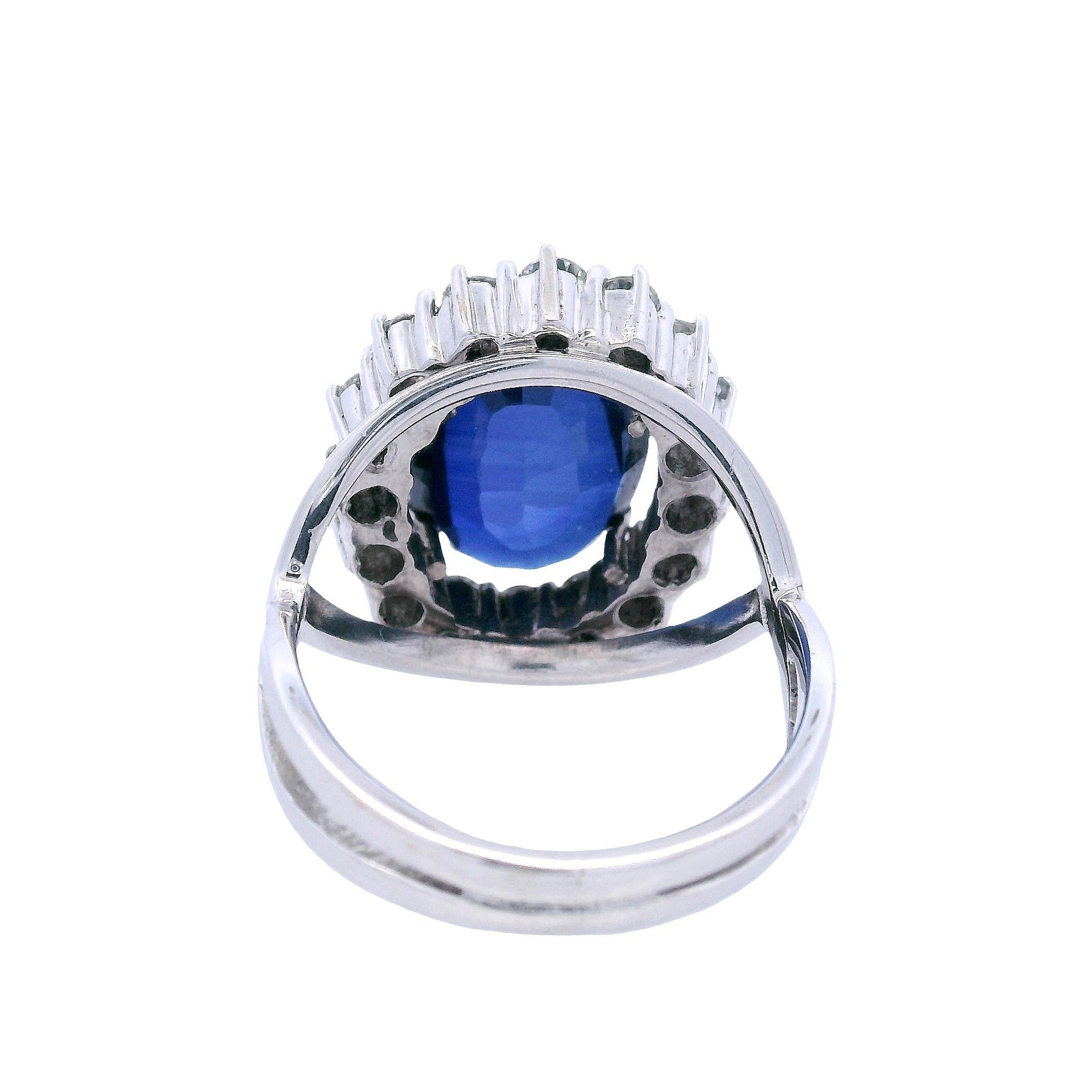 Anello aureola in oro bianco 18kt contemporaneo con diamanti e zaffiro sintetico in vendita 1