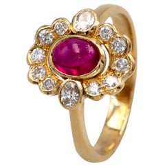 Zeitgenössischer 18kt Gelbgold Rubin Cabochon Diamant Halo Ring