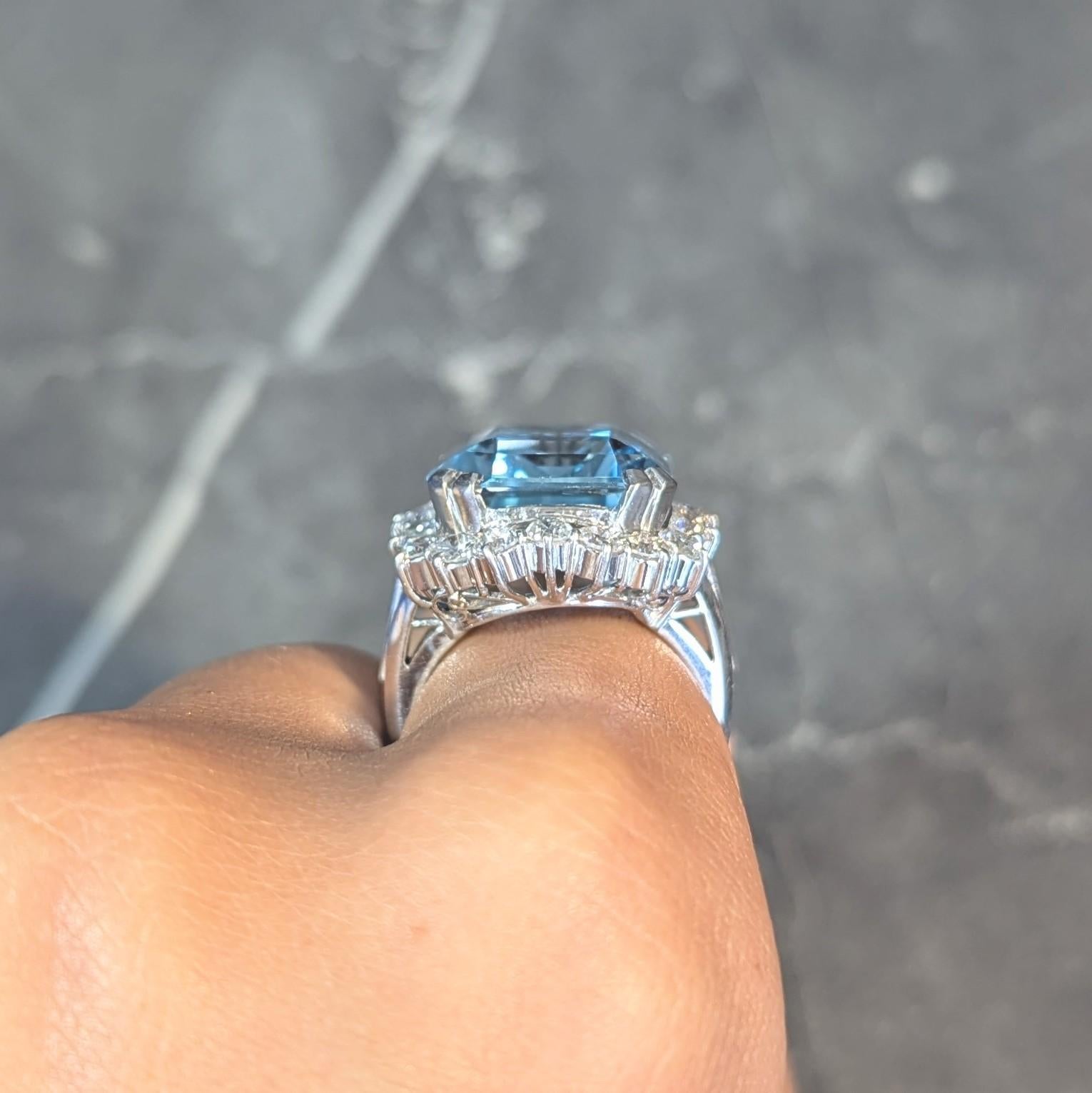 Bague de cocktail Contemporary 19.42 CTW Aquamarine Diamond Platinum Halo en vente 10