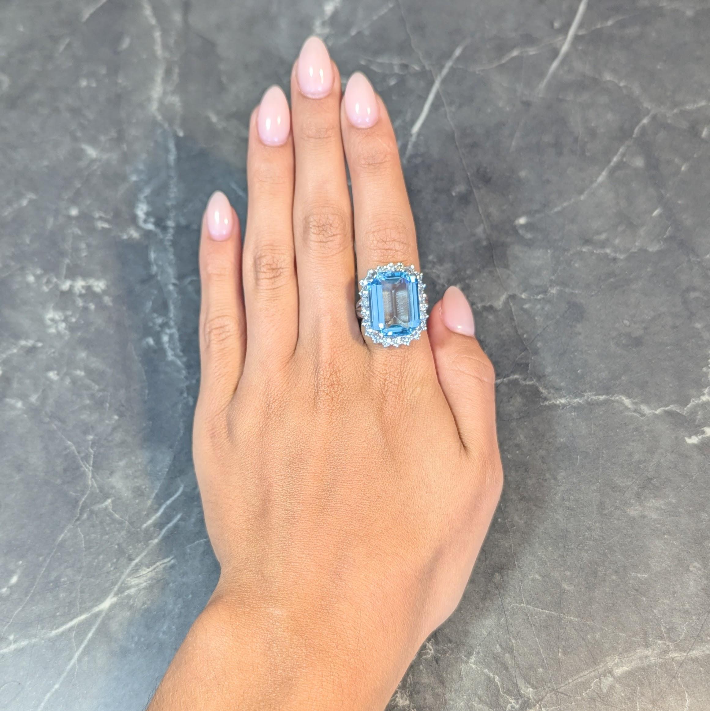 Au centre, une aigue-marine de taille émeraude pesant environ 17.50 carats au total. 
Transparent de couleur bleu clair et serti de griffes à onglet fendu 
Entourée d'un halo de diamants ronds de taille brillant.
D'un poids total d'environ 1,92
