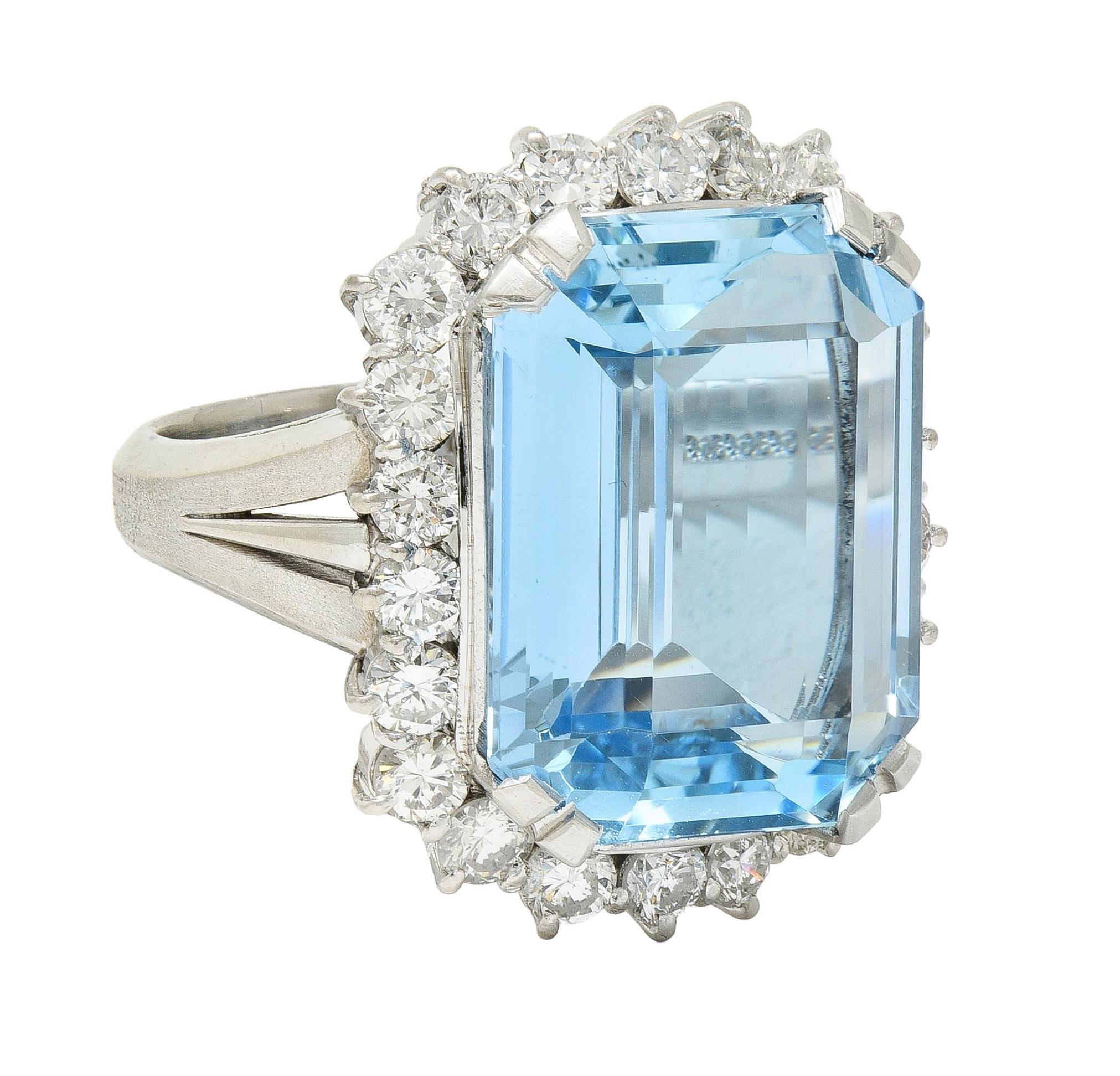 Taille émeraude Bague de cocktail Contemporary 19.42 CTW Aquamarine Diamond Platinum Halo en vente