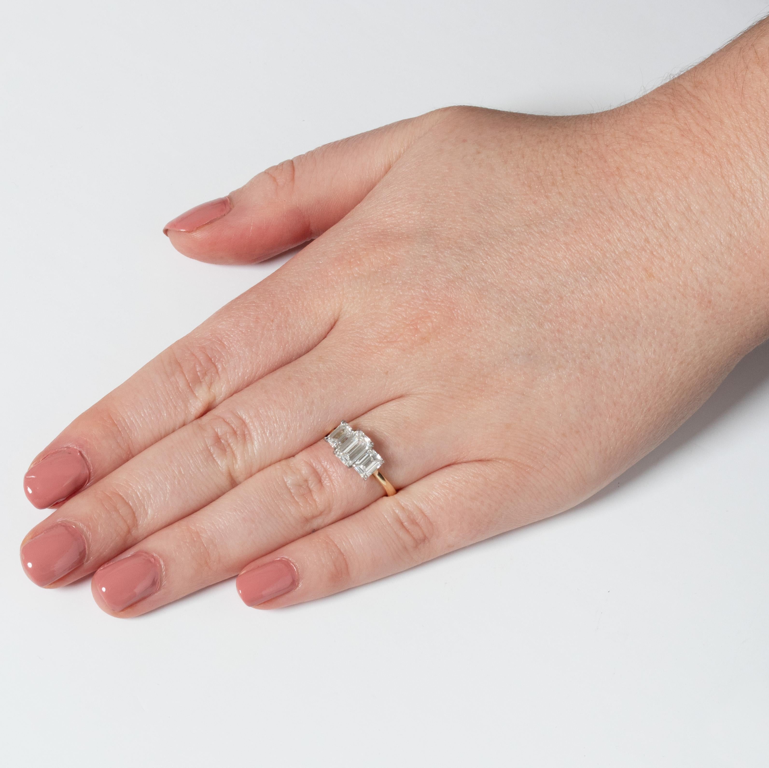 Women's Contemporary 1.95ct Diamond Three Stone Ring For Sale