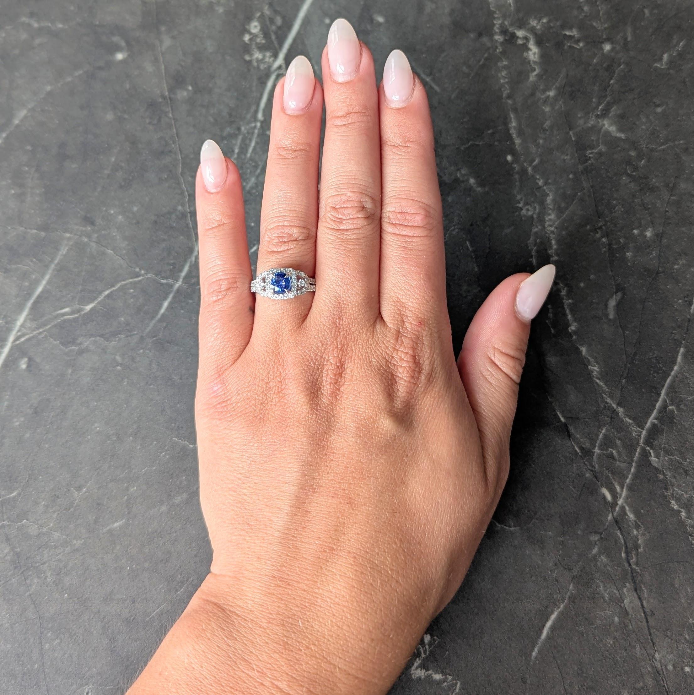 Al centro uno zaffiro a cuscino del peso totale di circa 1,25 carati - blu vibrante trasparente
Incastonato con rebbi a forma di artiglio e circondato da diamanti rotondi taglio brillante.
Diamanti incastonati in spalle a cattedrale e gambo a forma