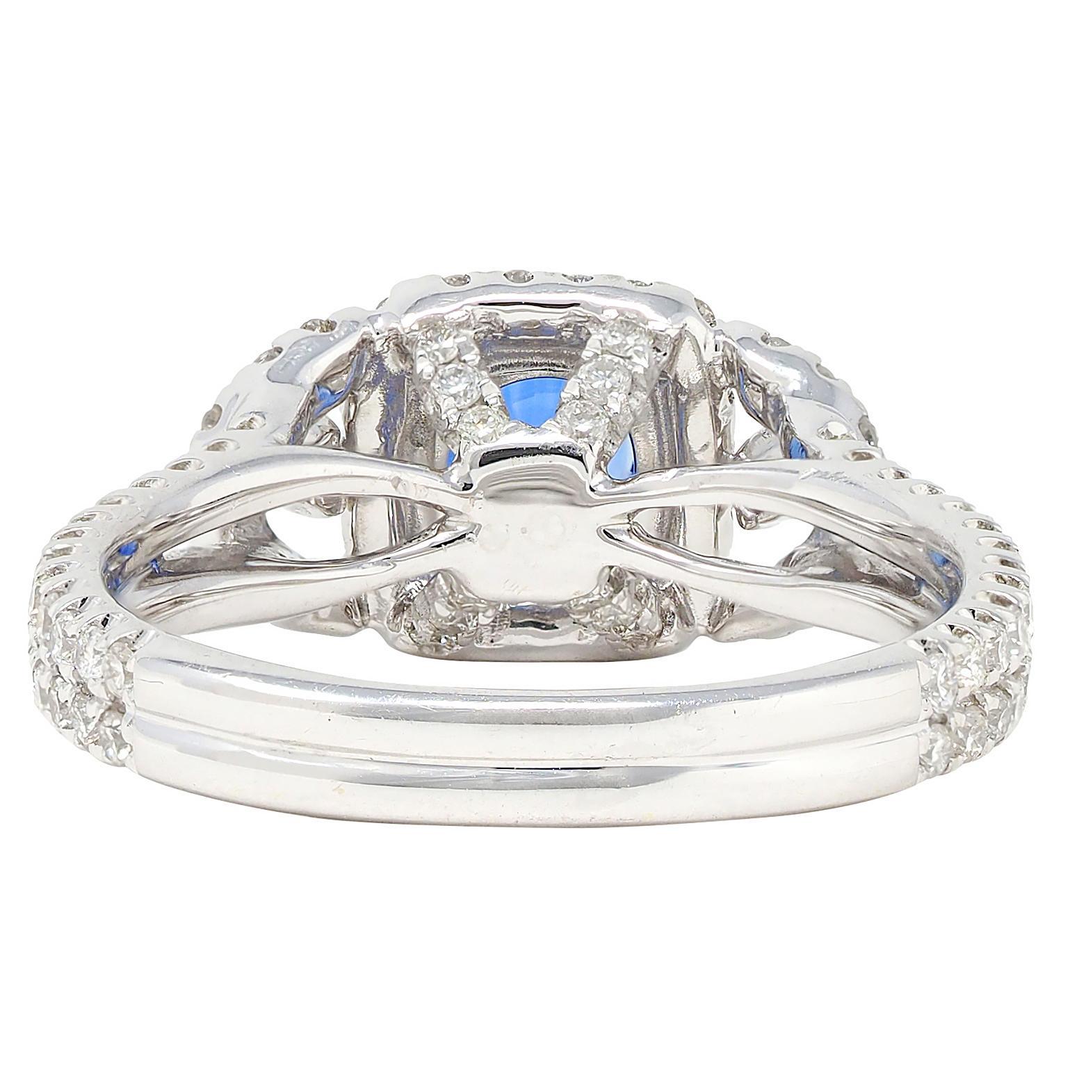 Taglio cuscino Anello aureola in oro bianco 18 carati con zaffiro e diamante da 1,98 CTW Contemporary in vendita