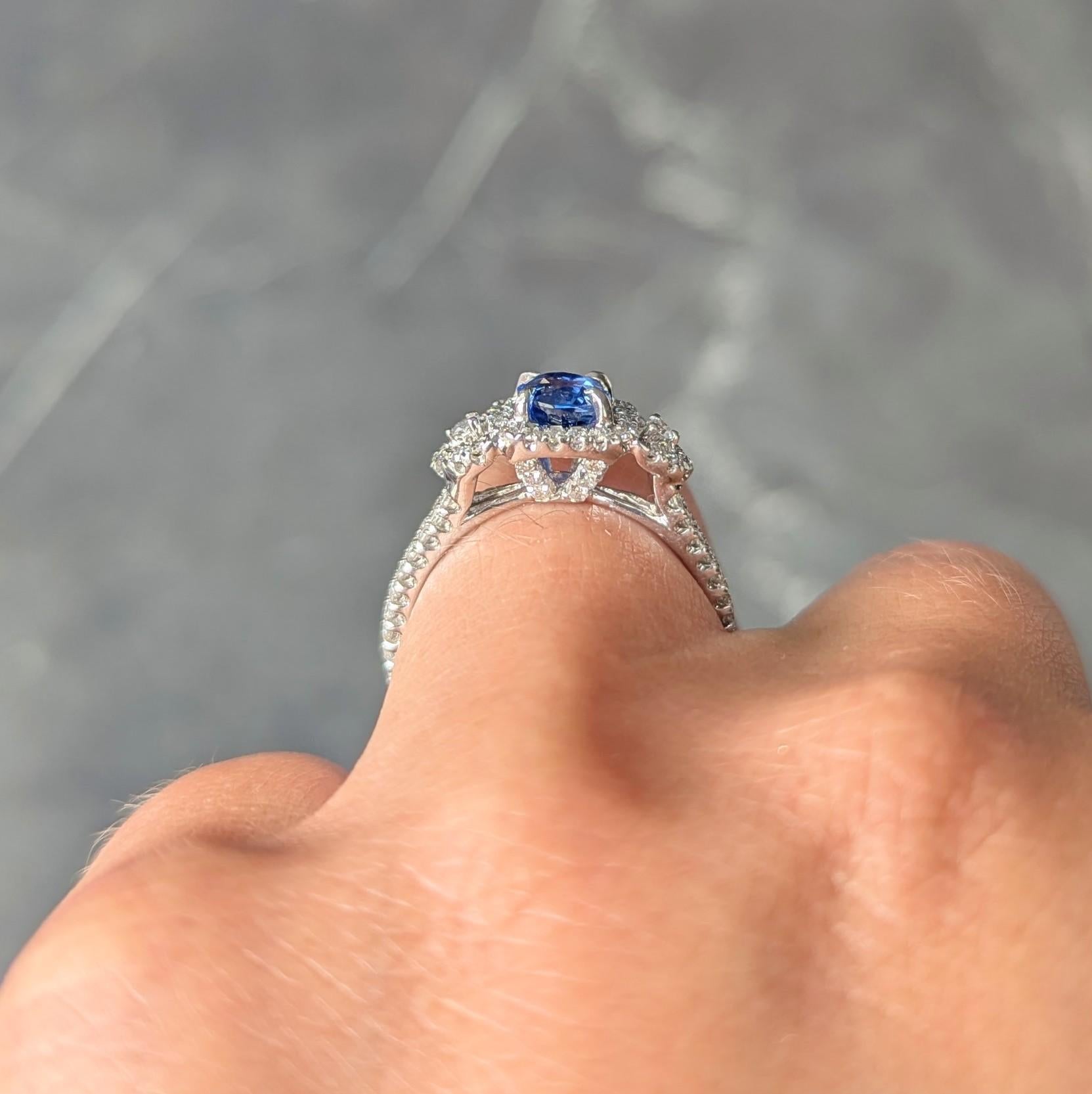 Anello aureola in oro bianco 18 carati con zaffiro e diamante da 1,98 CTW Contemporary in vendita 2