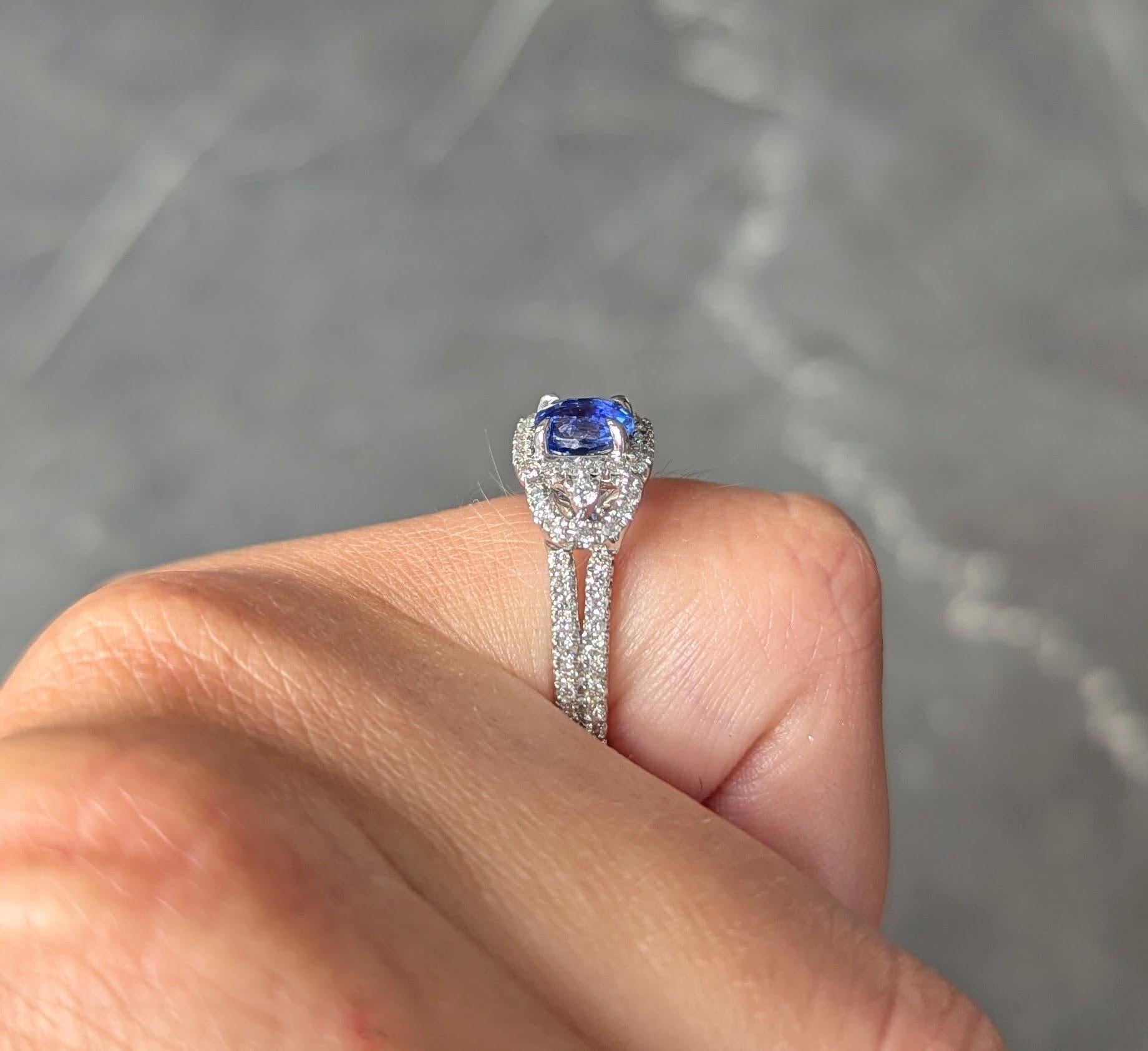 Anello aureola in oro bianco 18 carati con zaffiro e diamante da 1,98 CTW Contemporary in vendita 3