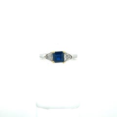 Anello contemporaneo del 1980 in platino con zaffiro blu e diamanti in oro giallo 18 carati